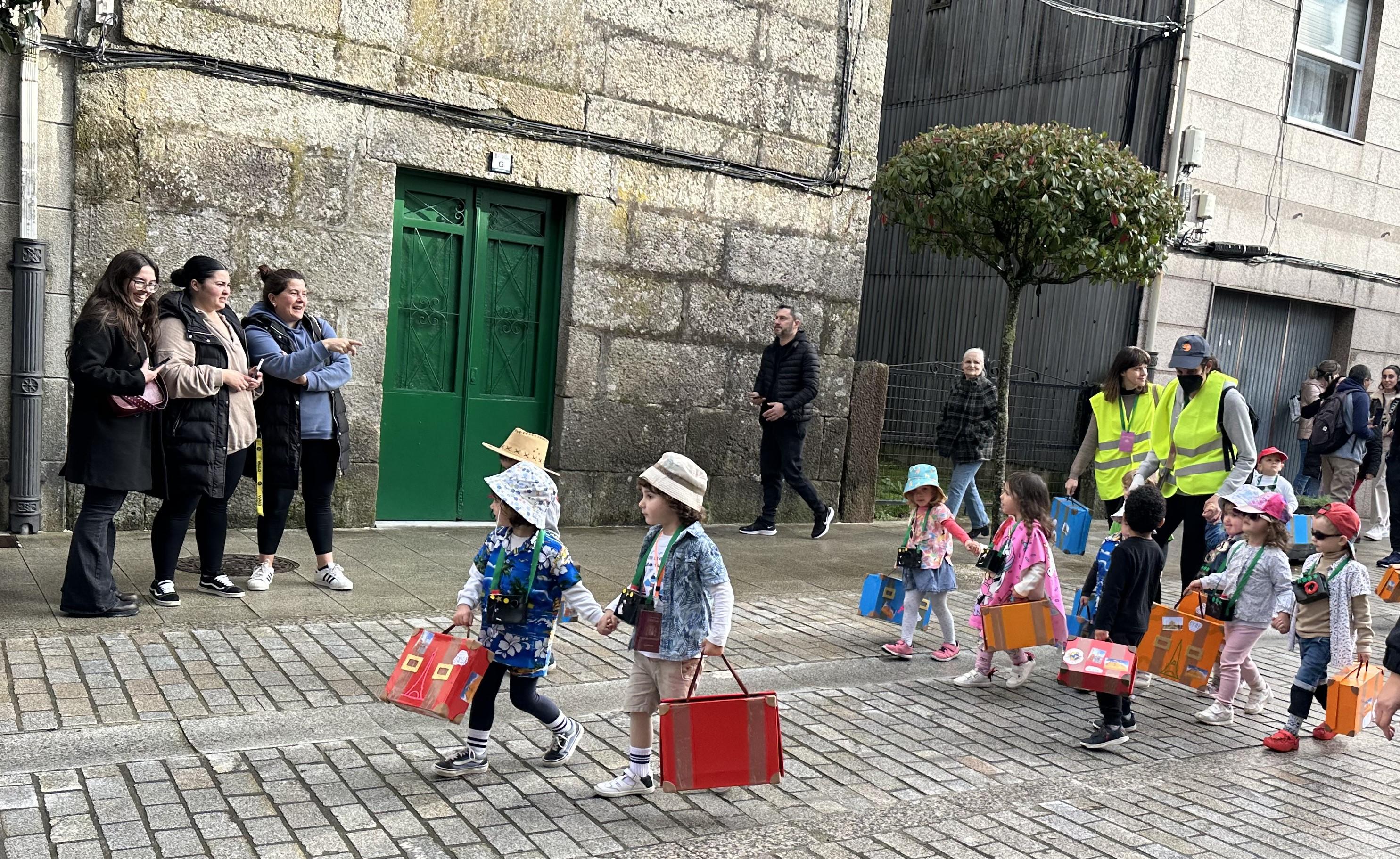 @s alumn@s do CPI da Cañiza acompañados dos profesores e a directora do Centro celebraron esta mañá o seu entroido cun desfile polas principais rúas da Cañiza.