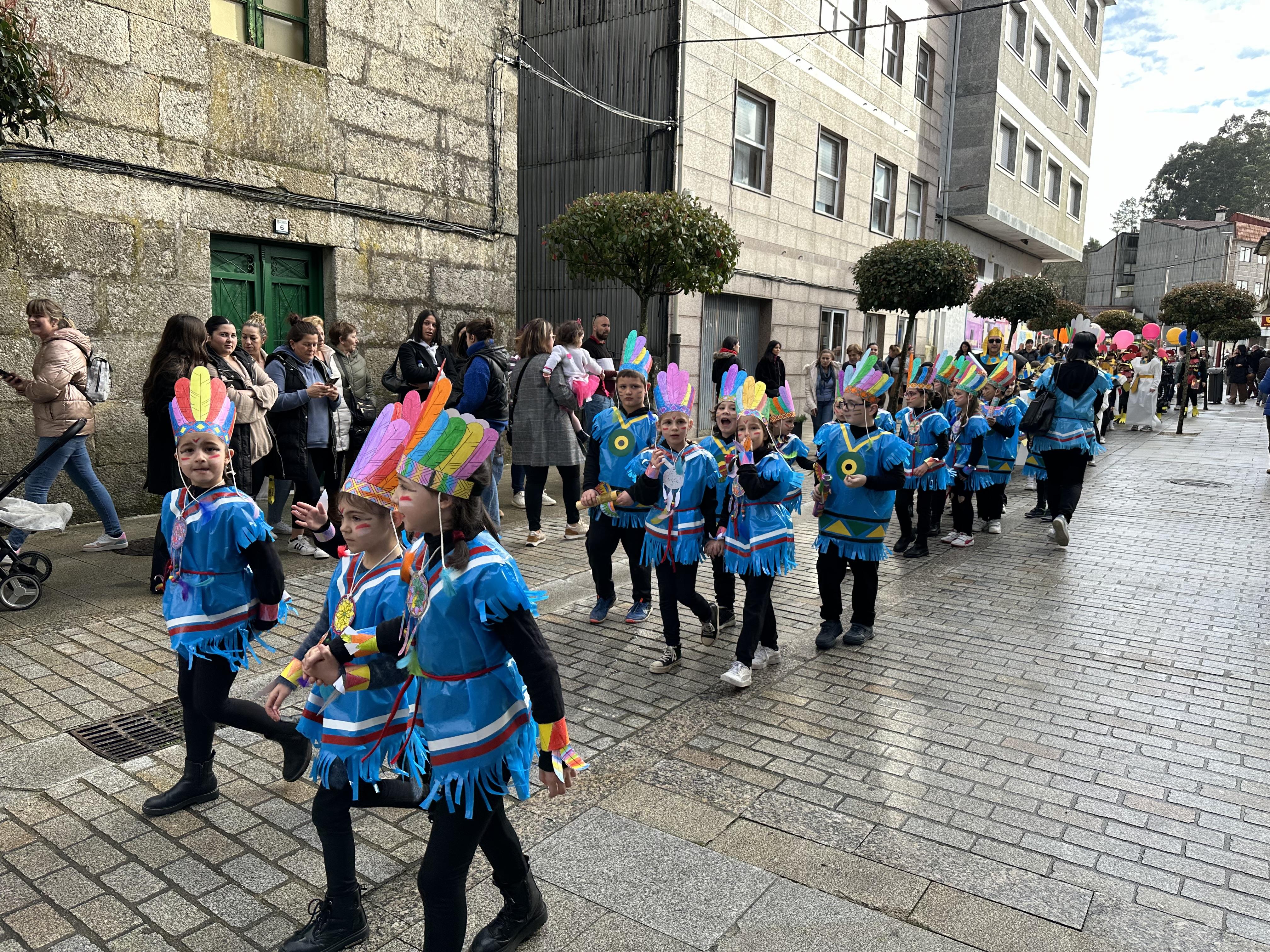 @s alumn@s do CPI da Cañiza acompañados dos profesores e a directora do Centro celebraron esta mañá o seu entroido cun desfile polas principais rúas da Cañiza.