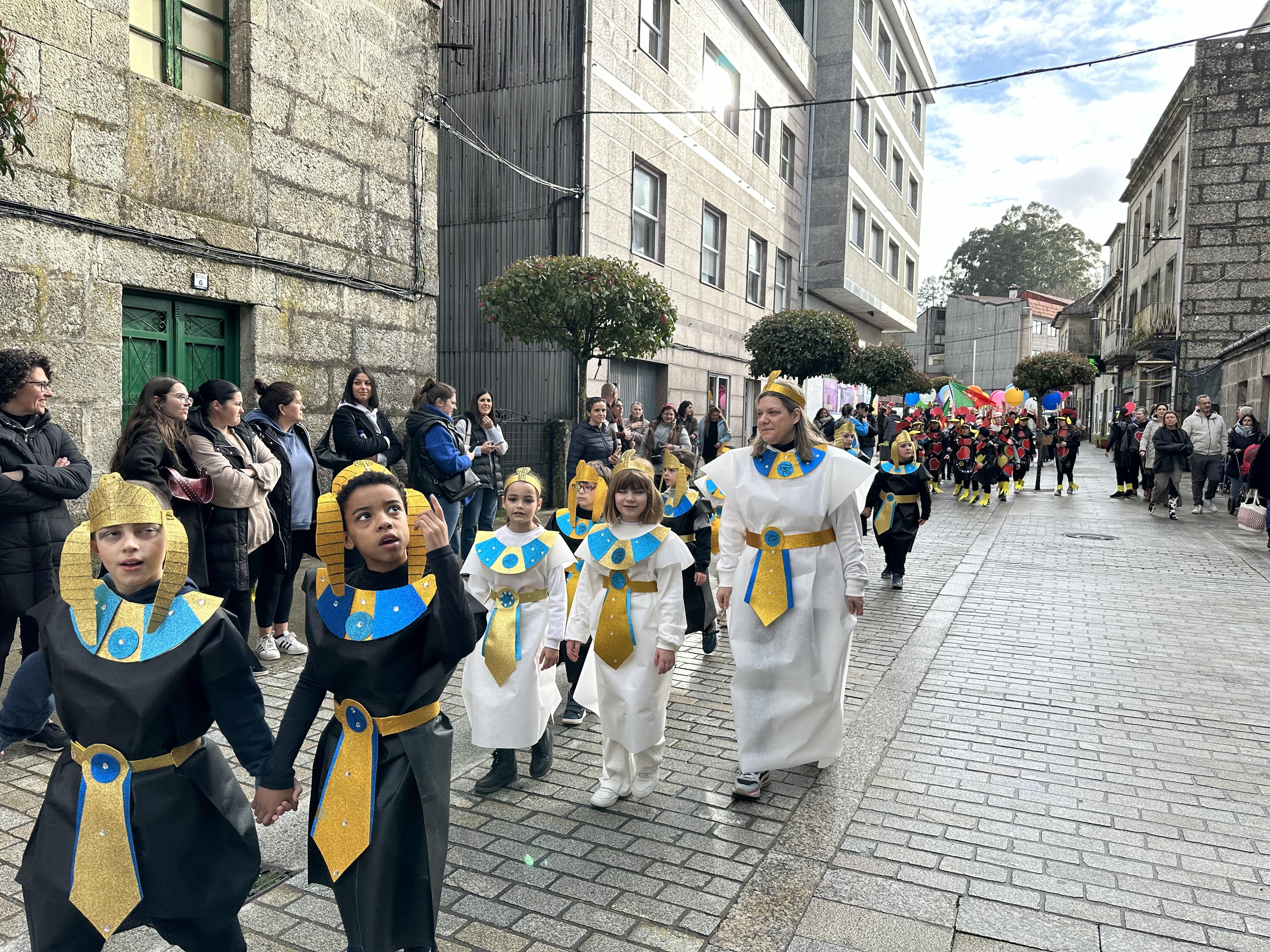 @s alumn@s do CPI da Cañiza acompañados dos profesores e a directora do Centro celebraron esta mañá o seu entroido cun desfile polas principais rúas da Cañiza.