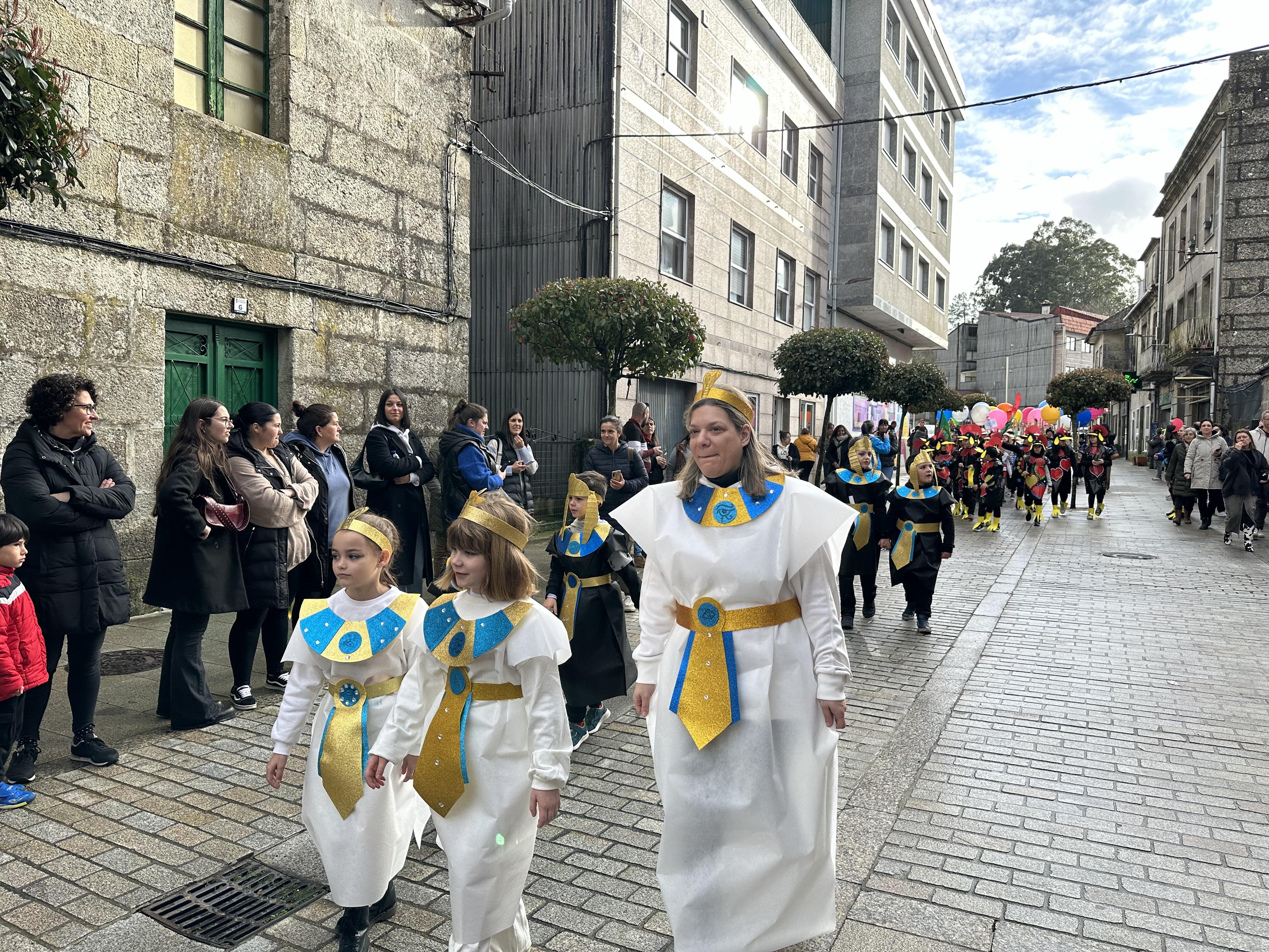 @s alumn@s do CPI da Cañiza acompañados dos profesores e a directora do Centro celebraron esta mañá o seu entroido cun desfile polas principais rúas da Cañiza.