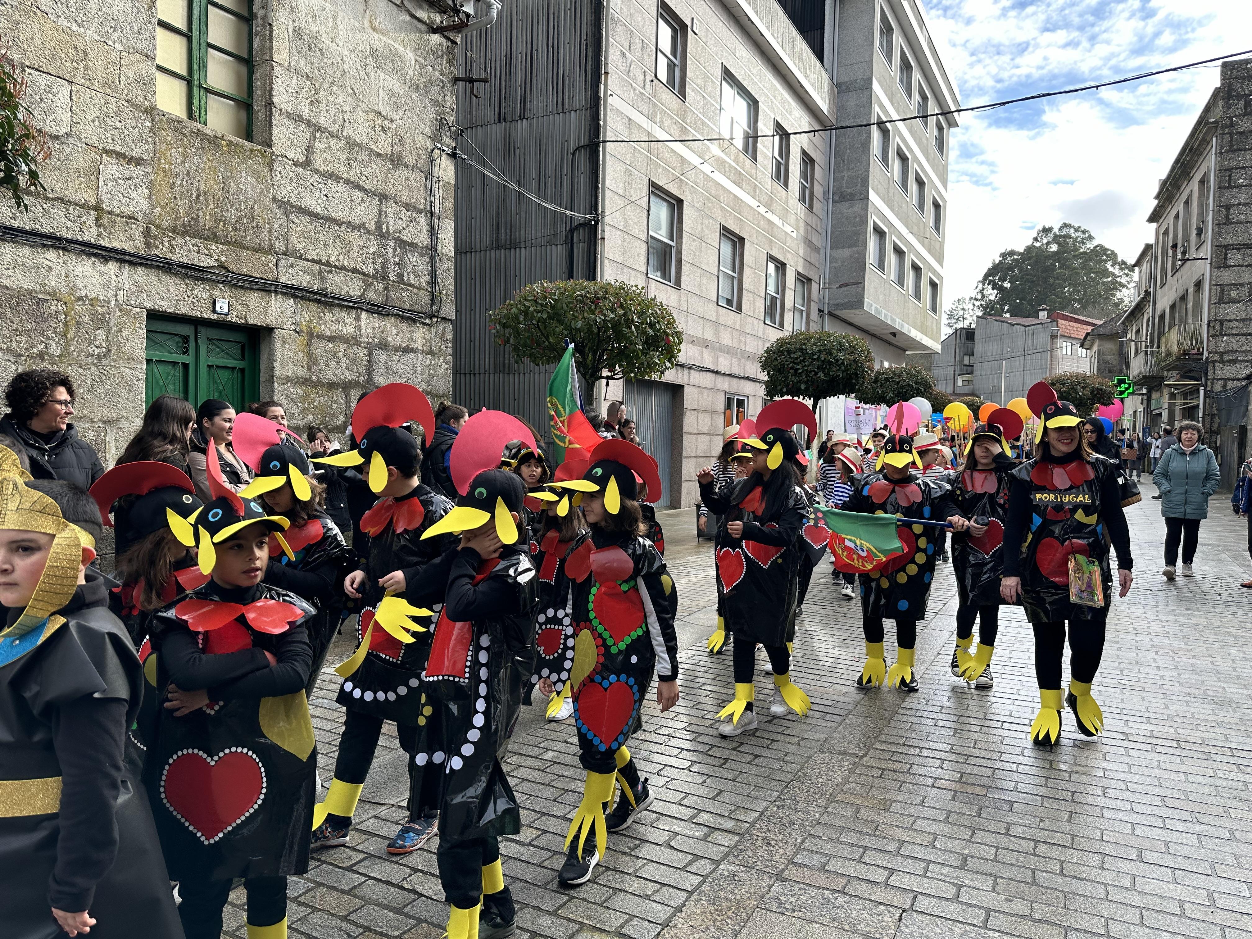 @s alumn@s do CPI da Cañiza acompañados dos profesores e a directora do Centro celebraron esta mañá o seu entroido cun desfile polas principais rúas da Cañiza.