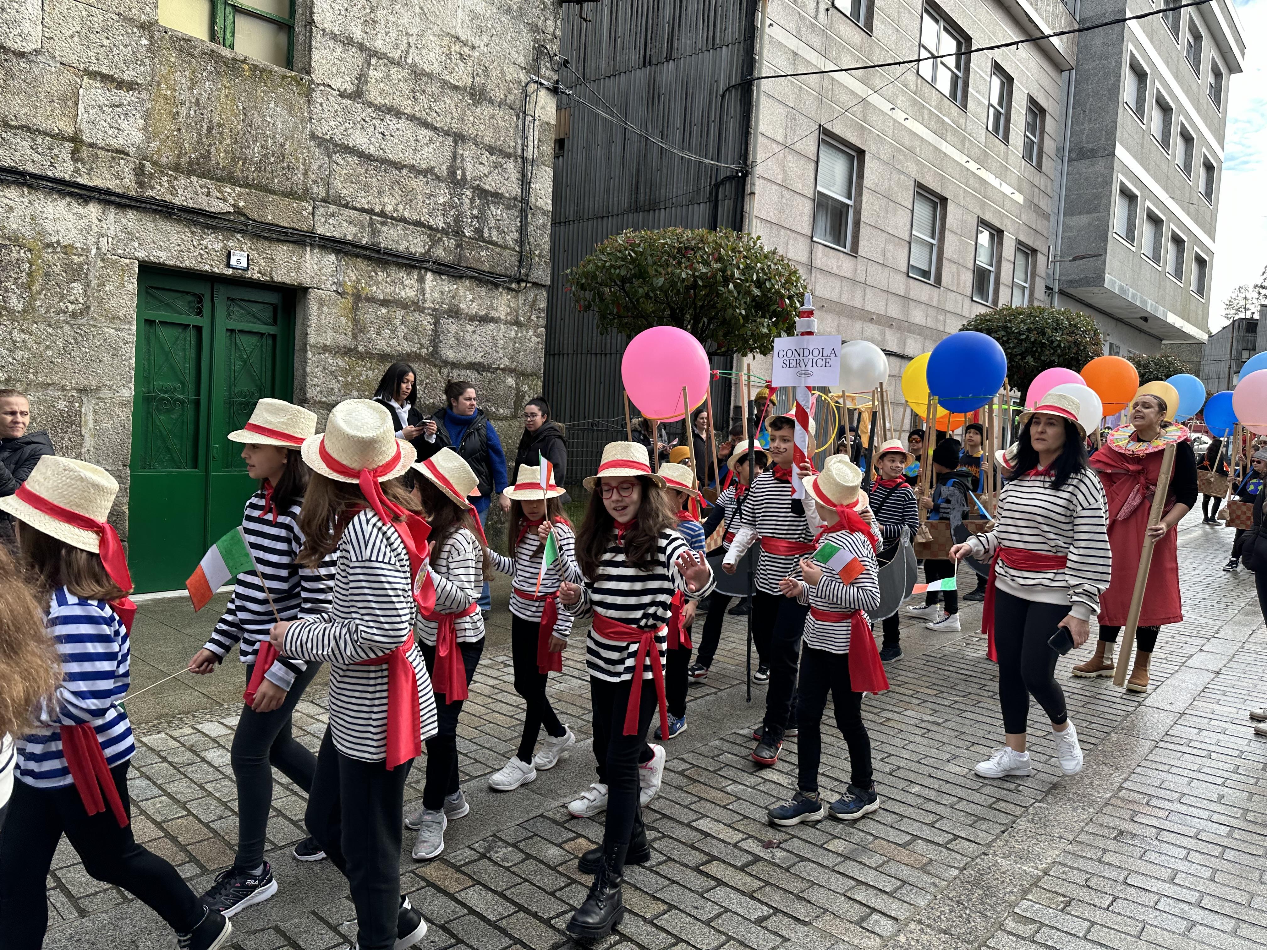 @s alumn@s do CPI da Cañiza acompañados dos profesores e a directora do Centro celebraron esta mañá o seu entroido cun desfile polas principais rúas da Cañiza.