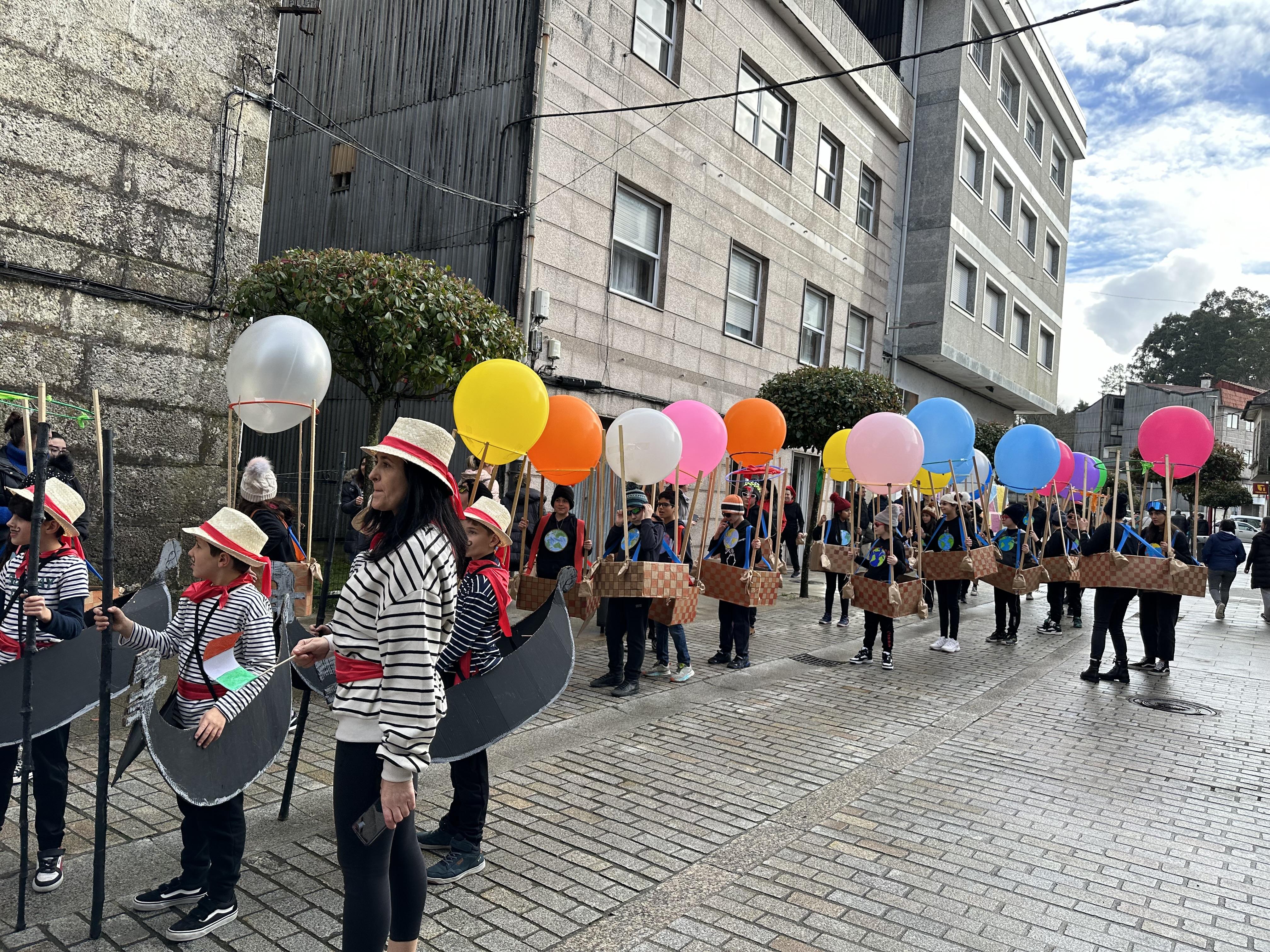 @s alumn@s do CPI da Cañiza acompañados dos profesores e a directora do Centro celebraron esta mañá o seu entroido cun desfile polas principais rúas da Cañiza.