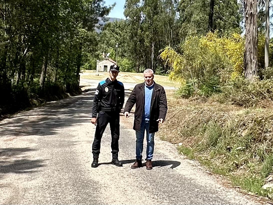 O Alcalde visita as obras de asfaltado dos camiños da Ascensión -A Miranda, Tallós, As Barrancas e A Miñoteira en Valeixe