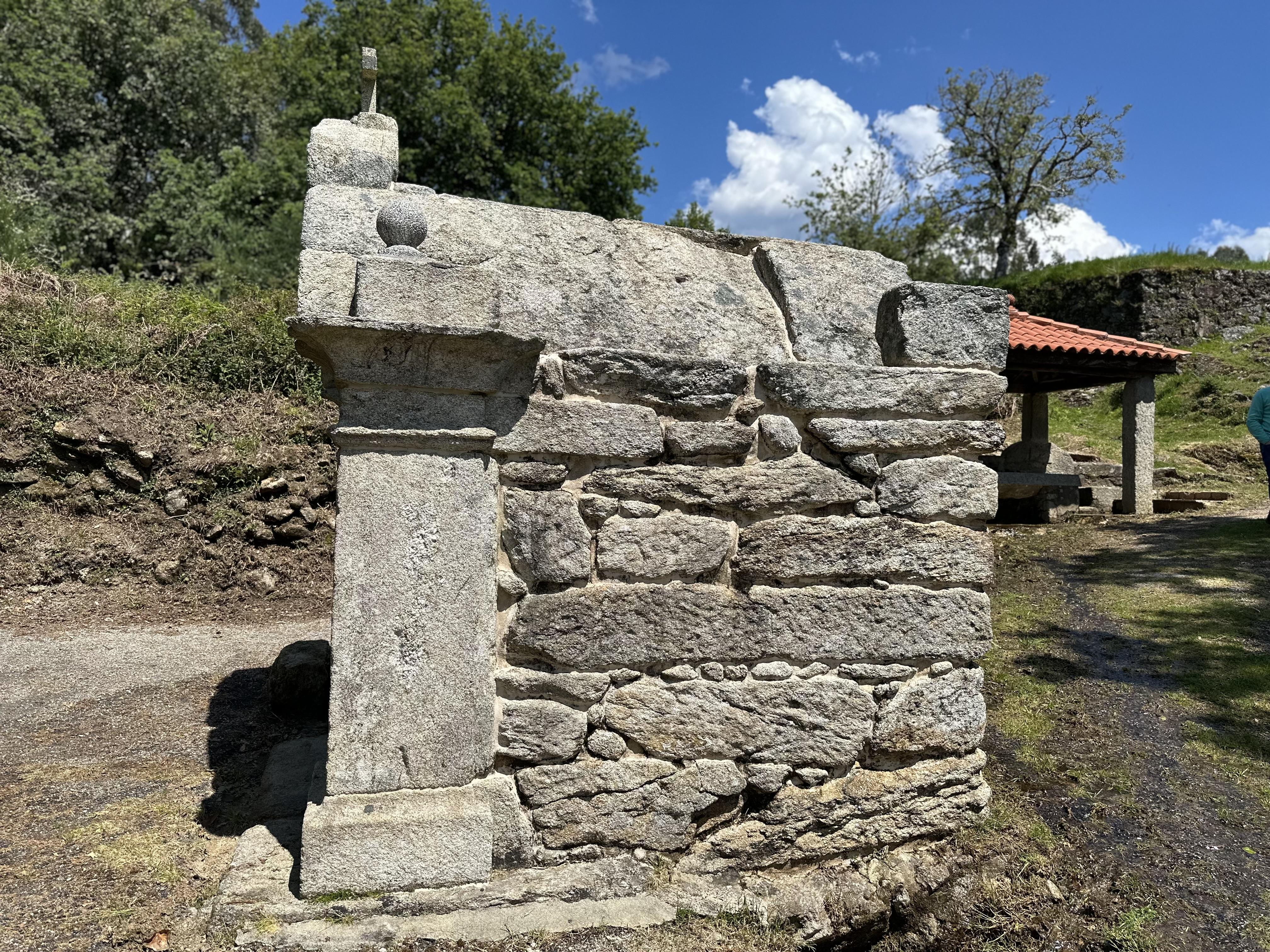 O Alcalde visita o Peto de Ánimas de Vilariño, acompañado do Párroco Don Teodomiro e de veciños da parroquia de Parada
