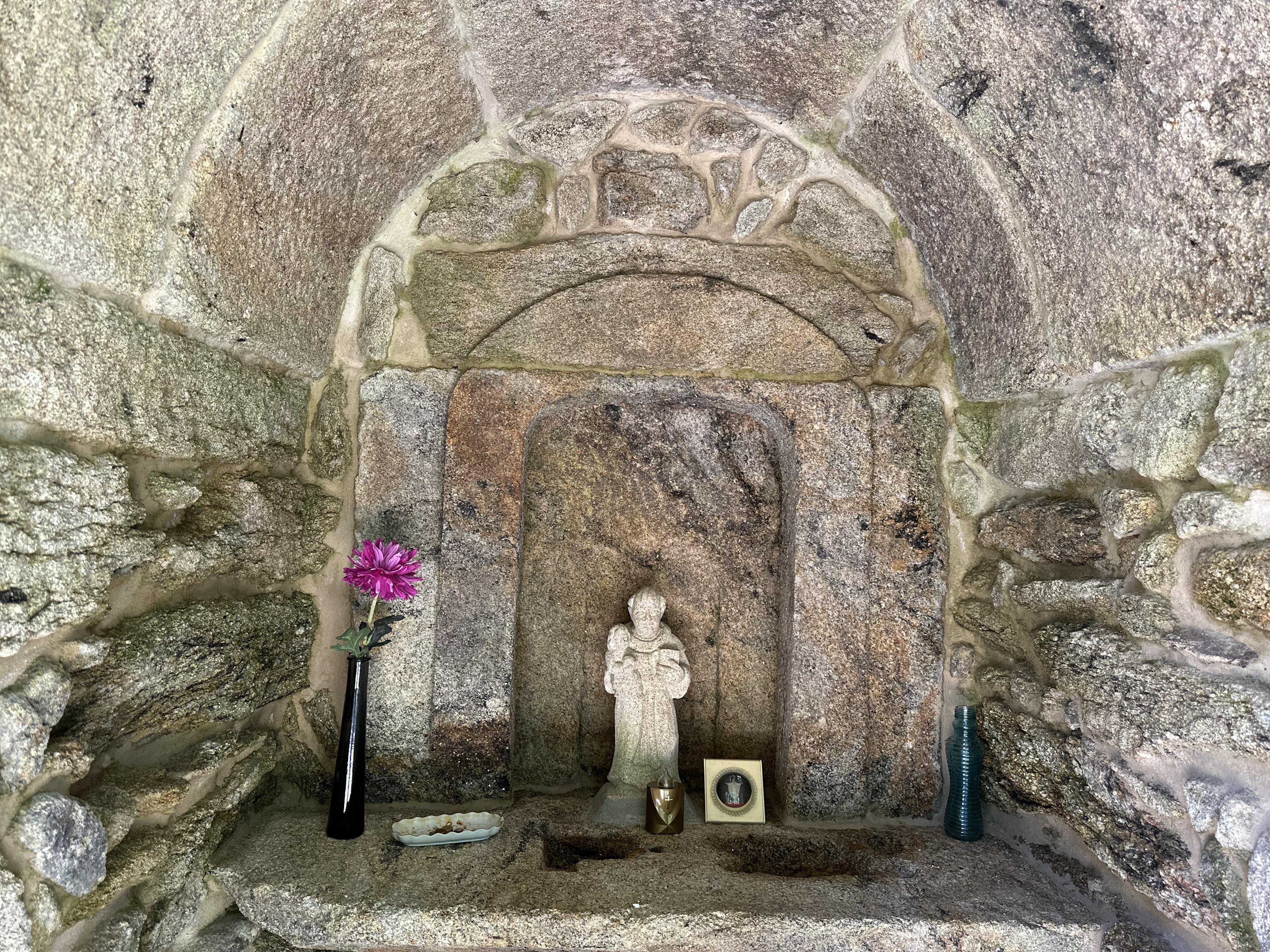 O Alcalde visita o Peto de Ánimas de Vilariño, acompañado do Párroco Don Teodomiro e de veciños da parroquia de Parada