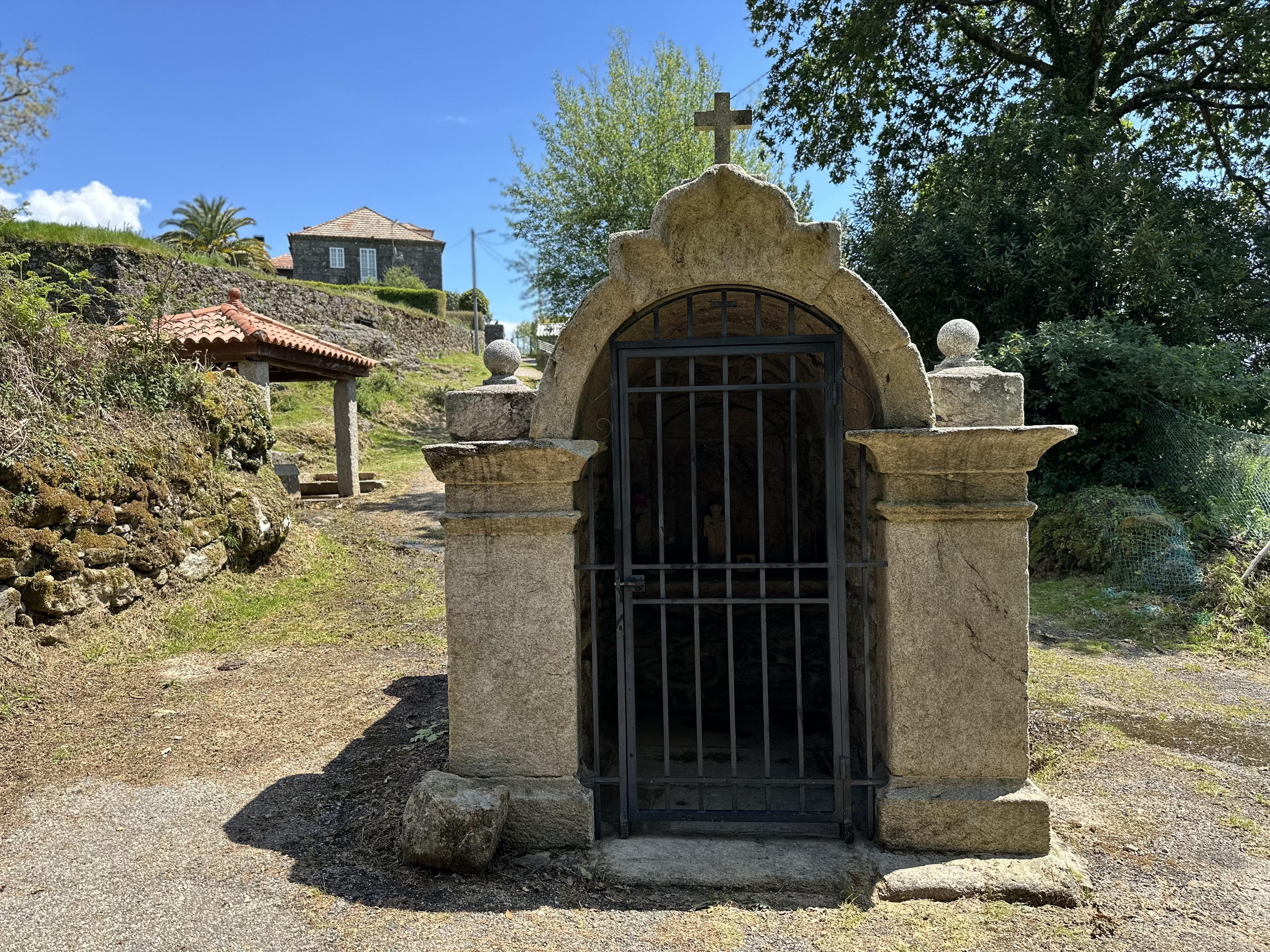 O Alcalde visita o Peto de Ánimas de Vilariño, acompañado do Párroco Don Teodomiro e de veciños da parroquia de Parada