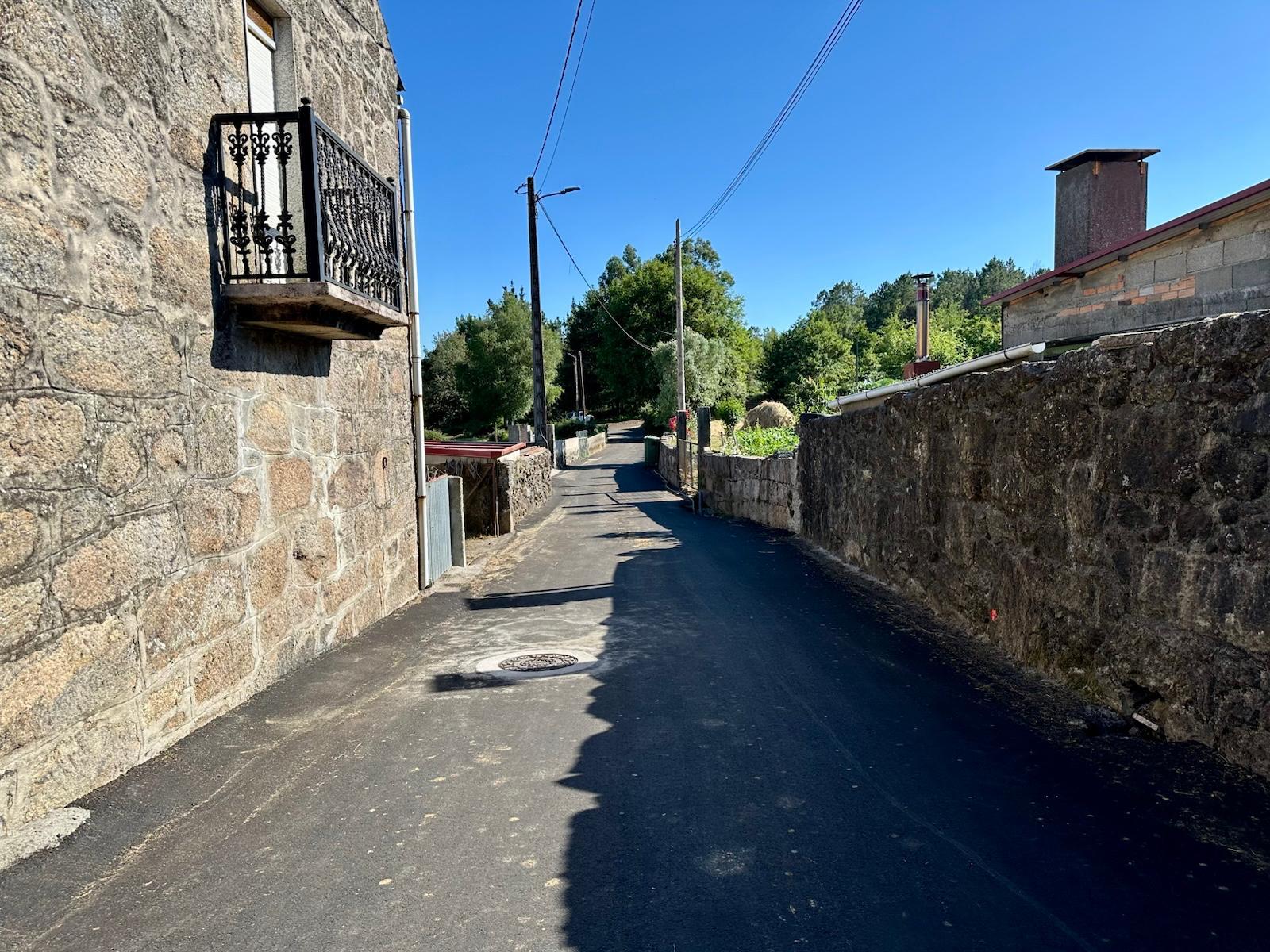 O Alcalde visita as obras de mellora da pista das Grades, nas Achas, incluídas no Plan Camiños 2024/2025 xunto con outras dúas actuacións nos Bueixos, cun investimento total de 112.655,01€
