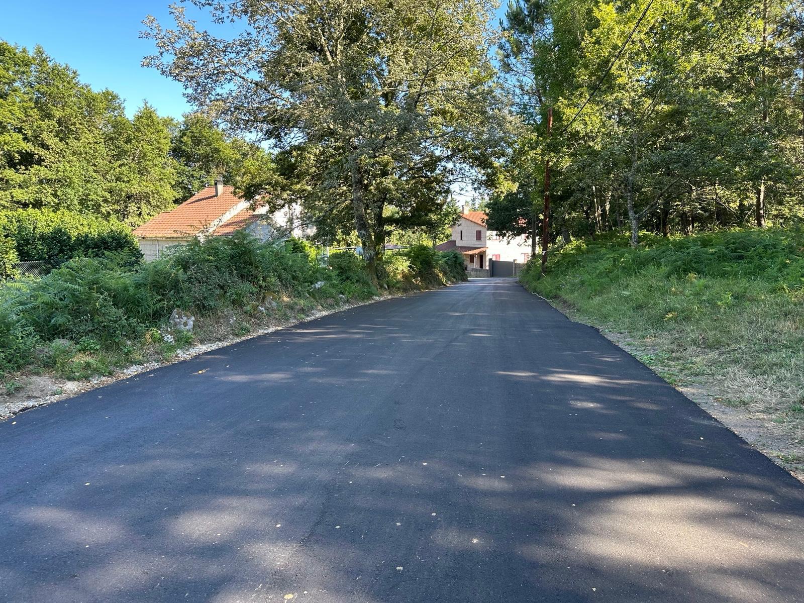 O Alcalde visita as obras de mellora da pista das Grades, nas Achas, incluídas no Plan Camiños 2024/2025 xunto con outras dúas actuacións nos Bueixos, cun investimento total de 112.655,01€