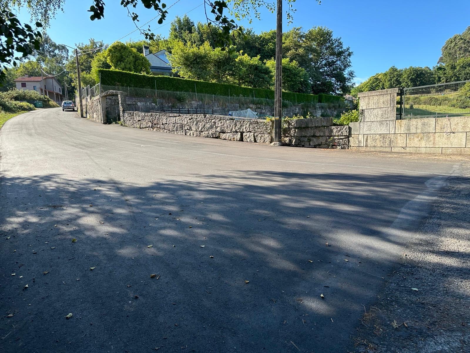 O Alcalde visita as obras de mellora da pista das Grades, nas Achas, incluídas no Plan Camiños 2024/2025 xunto con outras dúas actuacións nos Bueixos, cun investimento total de 112.655,01€
