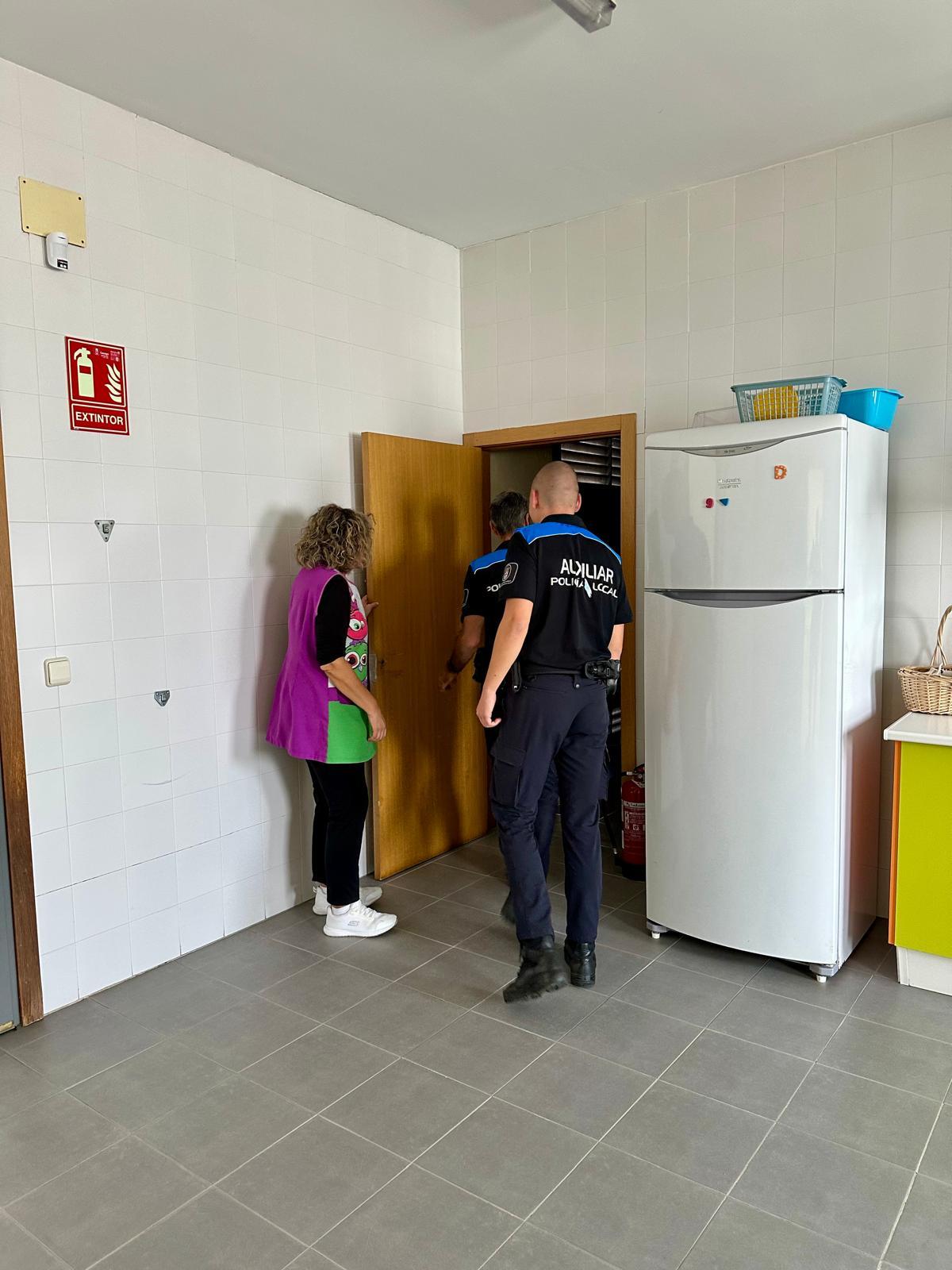 O Concello da Cañiza realiza un simulacro de incendios na Escola Infantil Municipal O Alcalde Luis Piña informou esta mañá sobre os obxectivos acadados co simulacro de incendios realizado o pasado venres, 10 de setembro, nas instalacións da Escola Infantil Municipal (0-3 anos). A actuación que comezou as 15h,  contou coa colaboración de diferentes servizos de seguridade e protección civil e tivo como principal finalidade mellorar a preparación do persoal educativo ante emerxencias de cara a garantir a segur