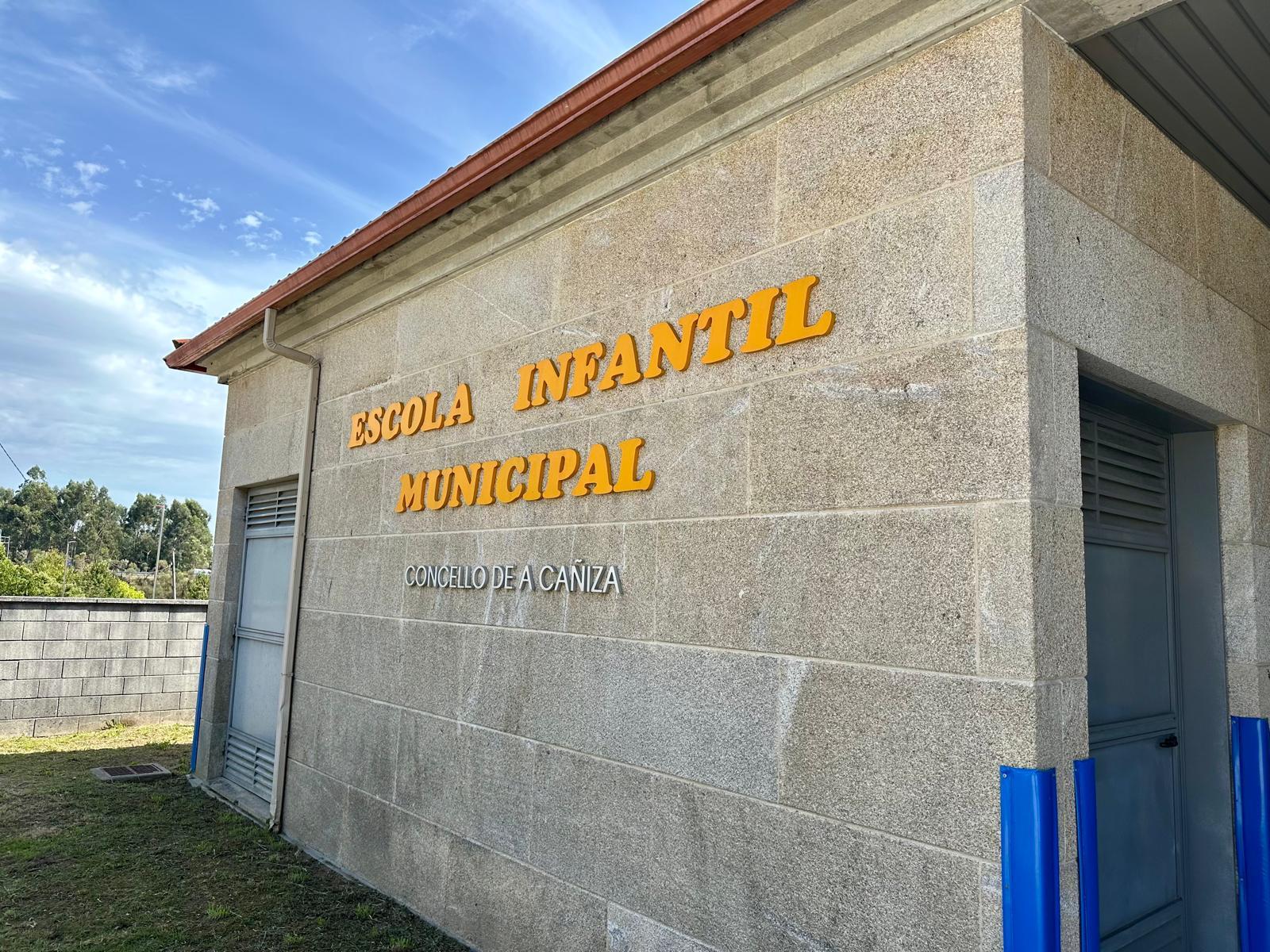 O Concello da Cañiza realiza un simulacro de incendios na Escola Infantil Municipal O Alcalde Luis Piña informou esta mañá sobre os obxectivos acadados co simulacro de incendios realizado o pasado venres, 10 de setembro, nas instalacións da Escola Infantil Municipal (0-3 anos). A actuación que comezou as 15h,  contou coa colaboración de diferentes servizos de seguridade e protección civil e tivo como principal finalidade mellorar a preparación do persoal educativo ante emerxencias de cara a garantir a segur