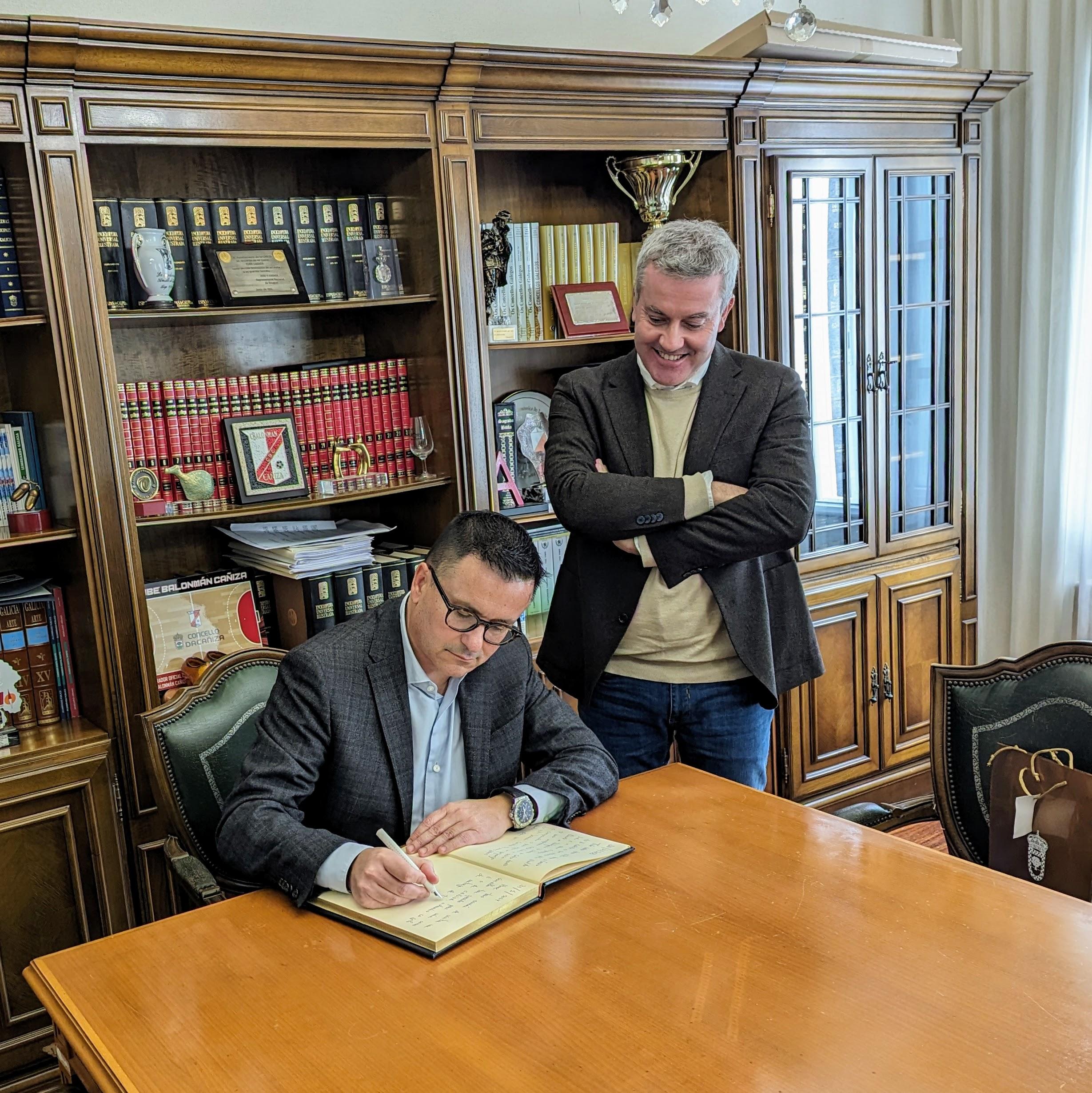 Esta mañá entregáronse no Concello os títulos de propiedade da parcelaria de Oroso a 629 propietarios.