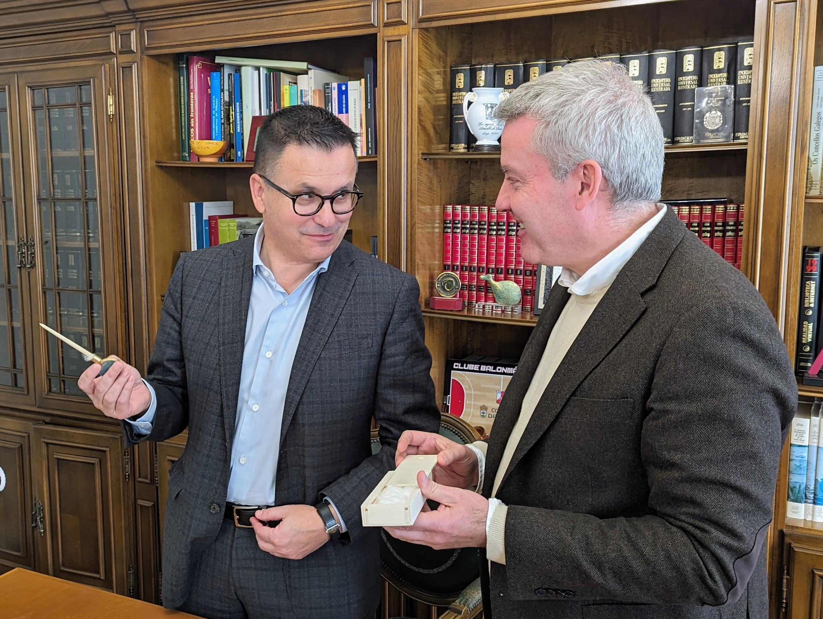 Esta mañá entregáronse no Concello os títulos de propiedade da parcelaria de Oroso a 629 propietarios.