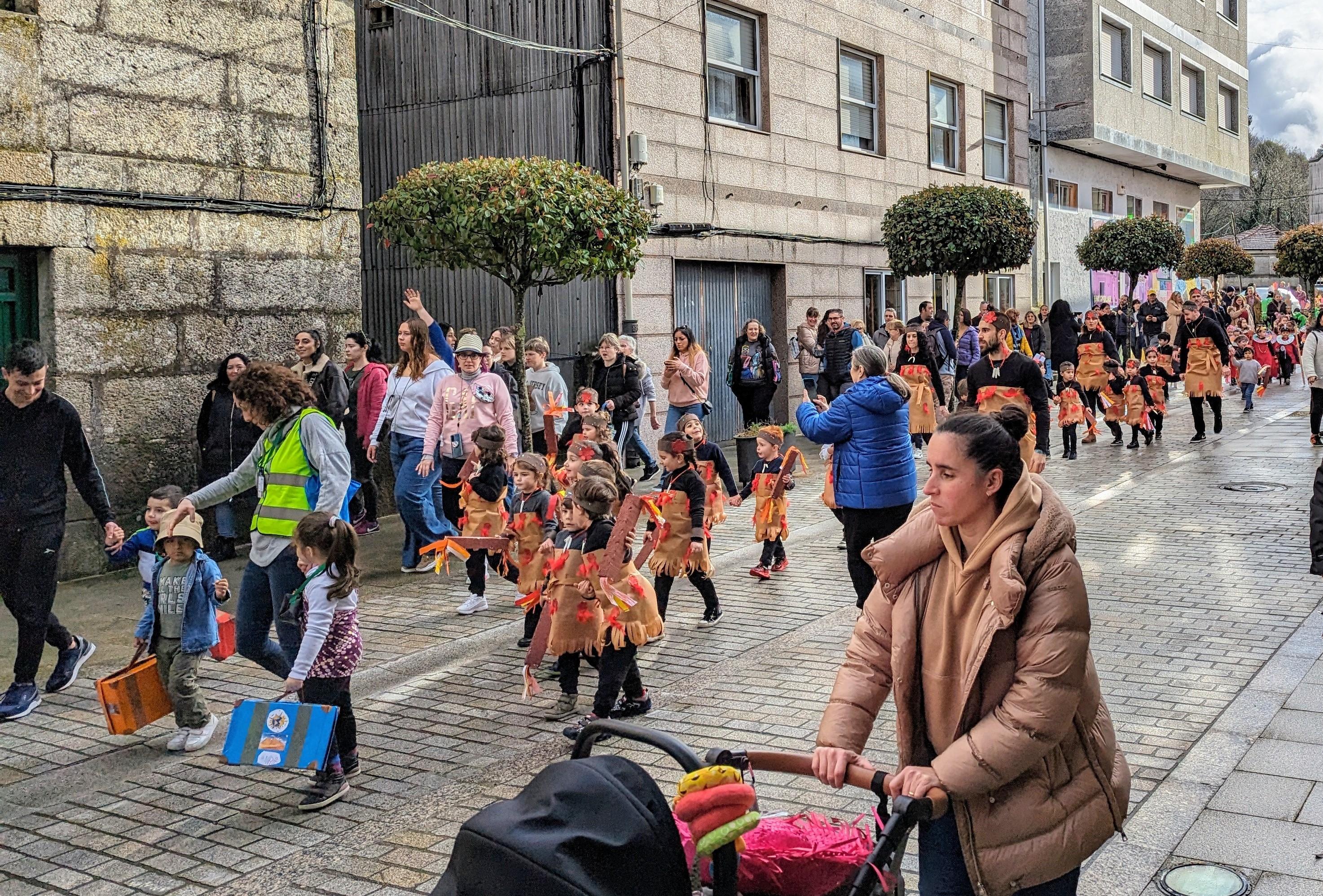 @s alumn@s do CPI da Cañiza acompañados dos profesores e a directora do Centro celebraron esta mañá o seu entroido cun desfile polas principais rúas da Cañiza.