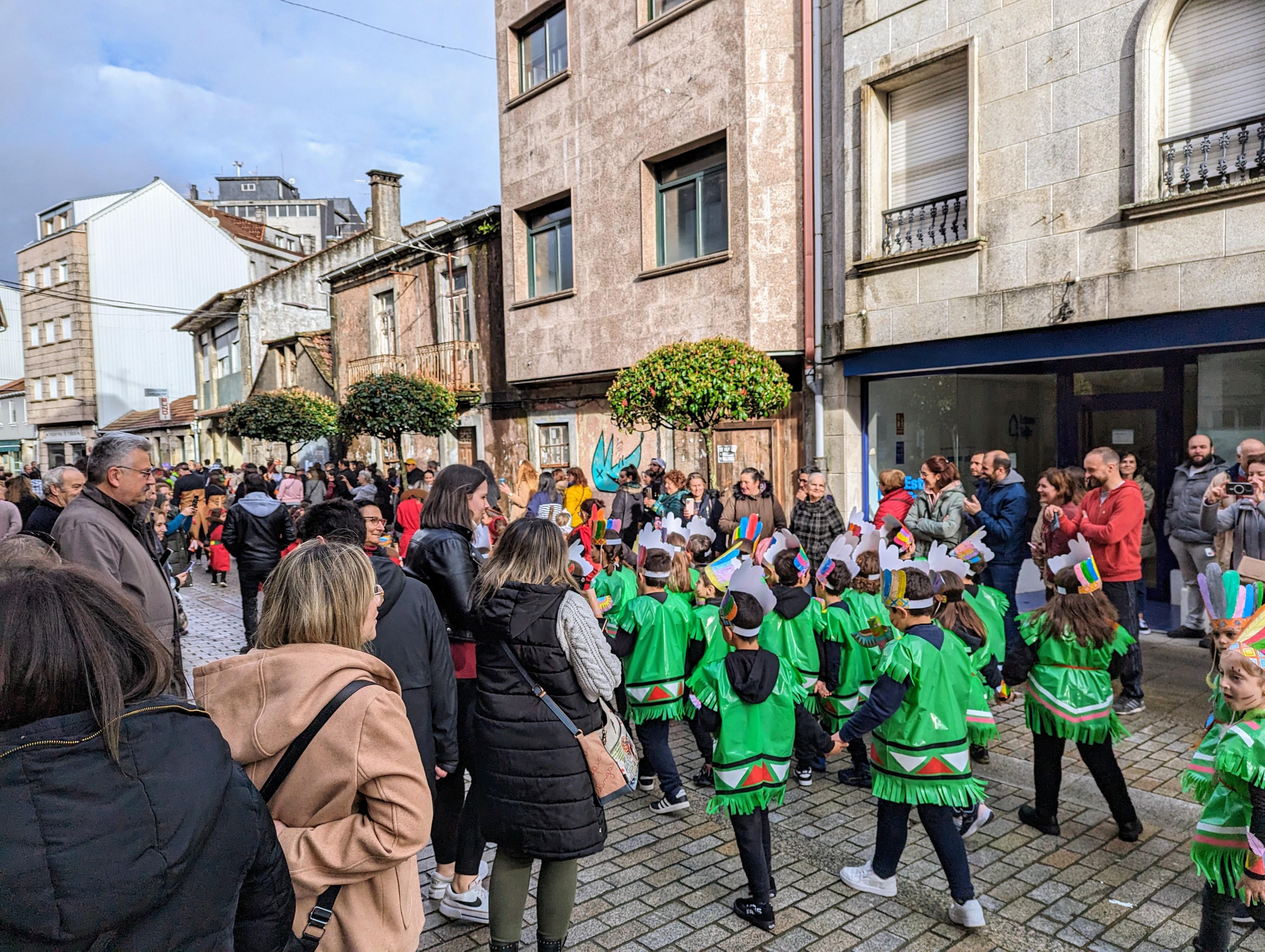 @s alumn@s do CPI da Cañiza acompañados dos profesores e a directora do Centro celebraron esta mañá o seu entroido cun desfile polas principais rúas da Cañiza.