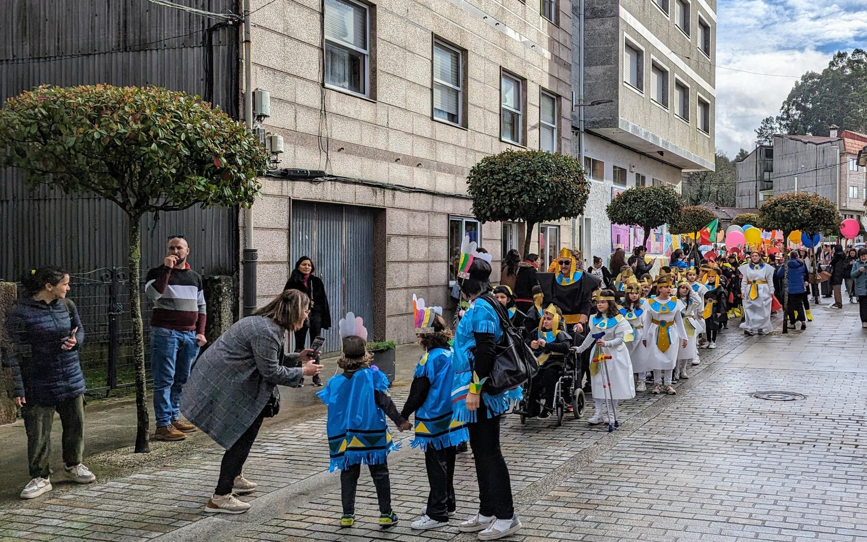 @s alumn@s do CPI da Cañiza acompañados dos profesores e a directora do Centro celebraron esta mañá o seu entroido cun desfile polas principais rúas da Cañiza.