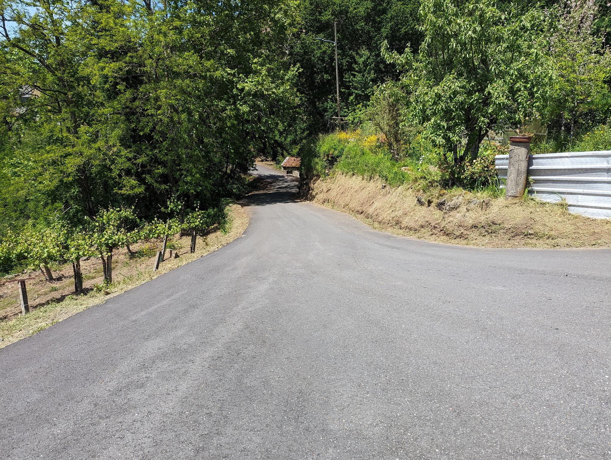 O Alcalde visita as obras de asfaltado dos camiños da Ascensión -A Miranda, Tallós, As Barrancas e A Miñoteira en Valeixe