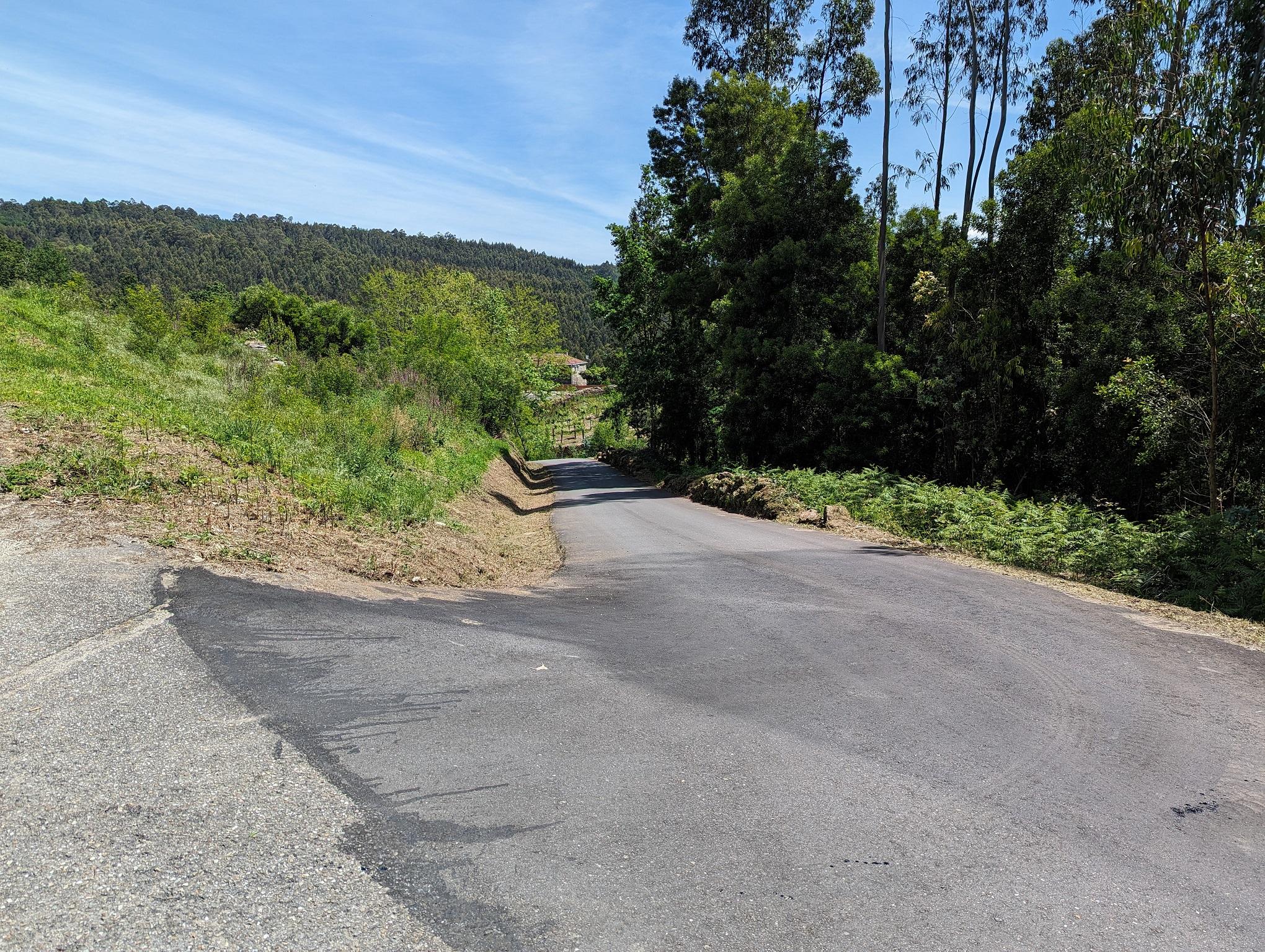 O Alcalde visita as obras de asfaltado dos camiños da Ascensión -A Miranda, Tallós, As Barrancas e A Miñoteira en Valeixe