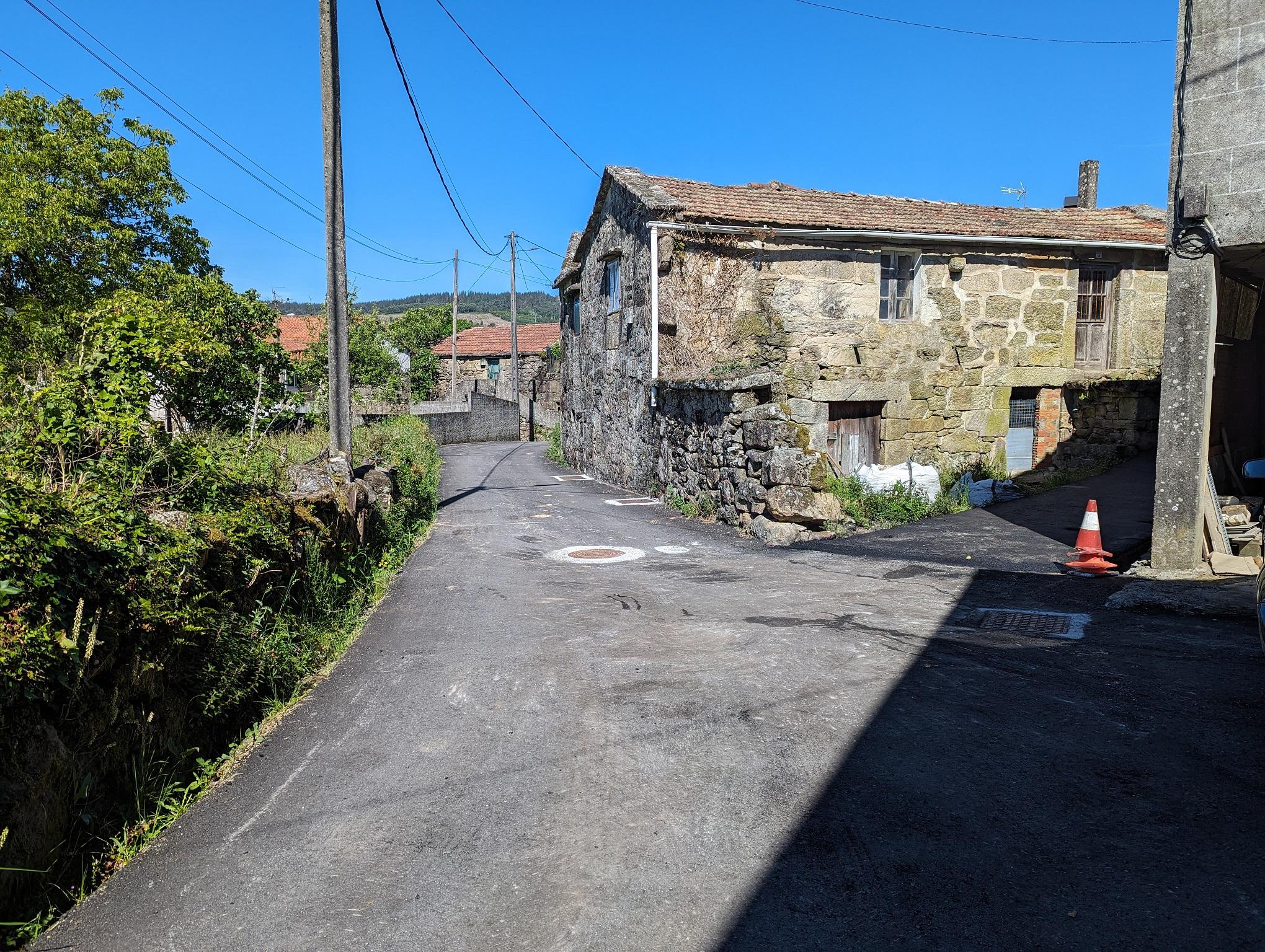 Rematan as obras de mellora dos camiños de Raposeiras en Achas, Aldeíña e o acceso Senande – Xesteira en Petán
