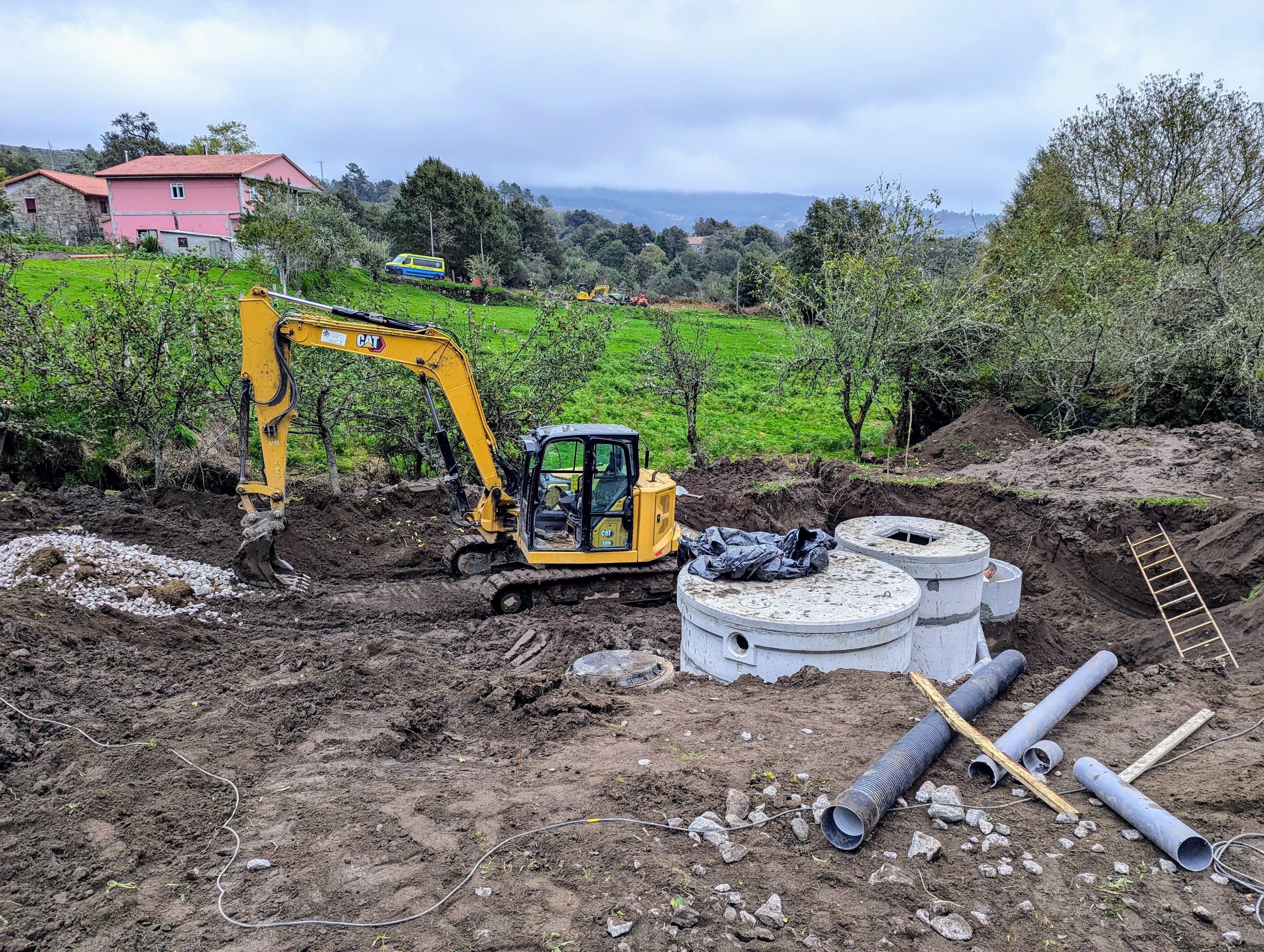 O Alcalde visita o lugar de Gundián en Petán no que recentemente se investiron 110.909,65€ para a construción do saneamento, instalación dunha depuradora biolóxica e asfaltado de 518 m. de pista municipal.