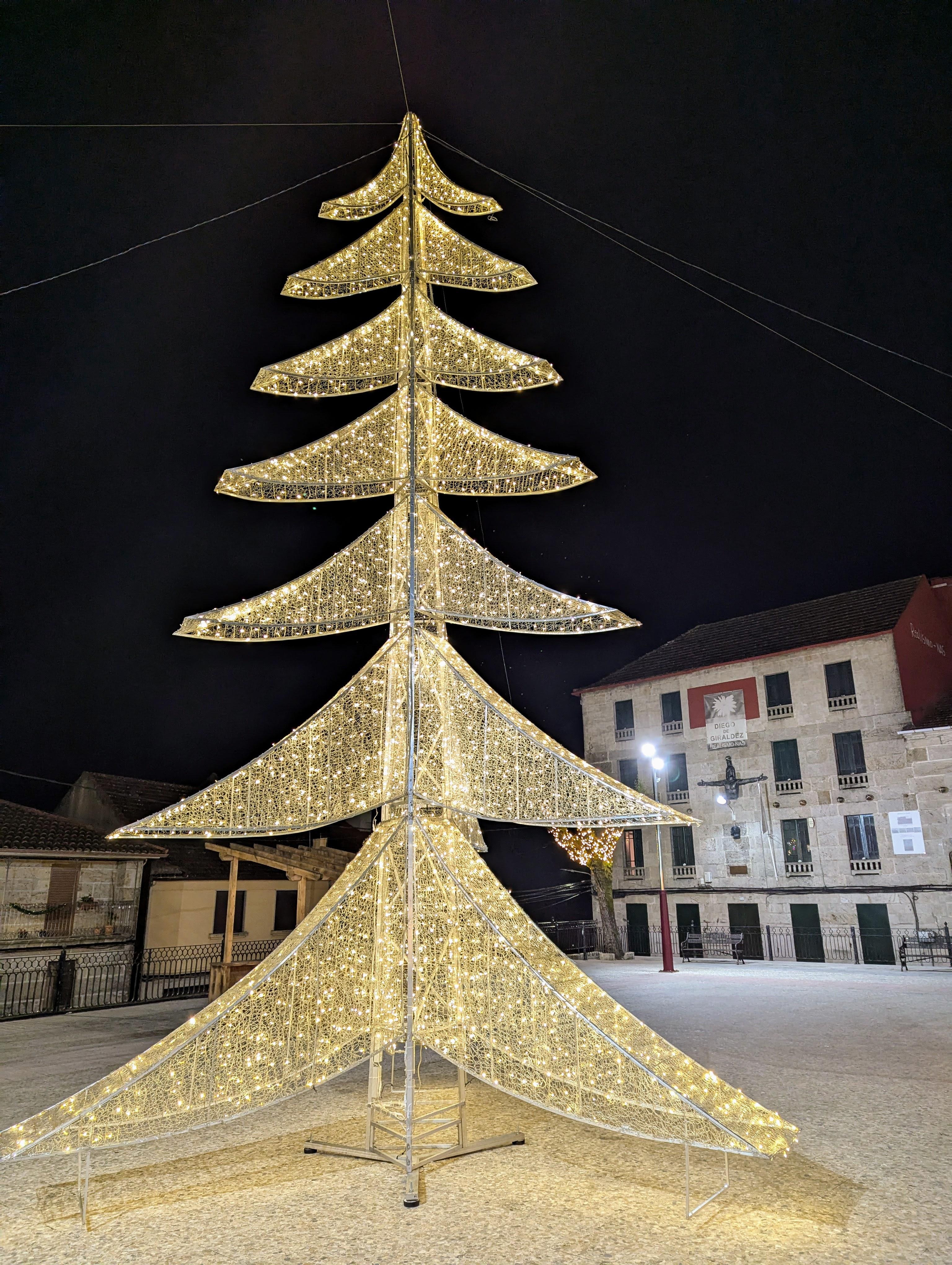 Presentamos a reportaxe das Luces da Cañiza neste Nadal 2024 & 2025