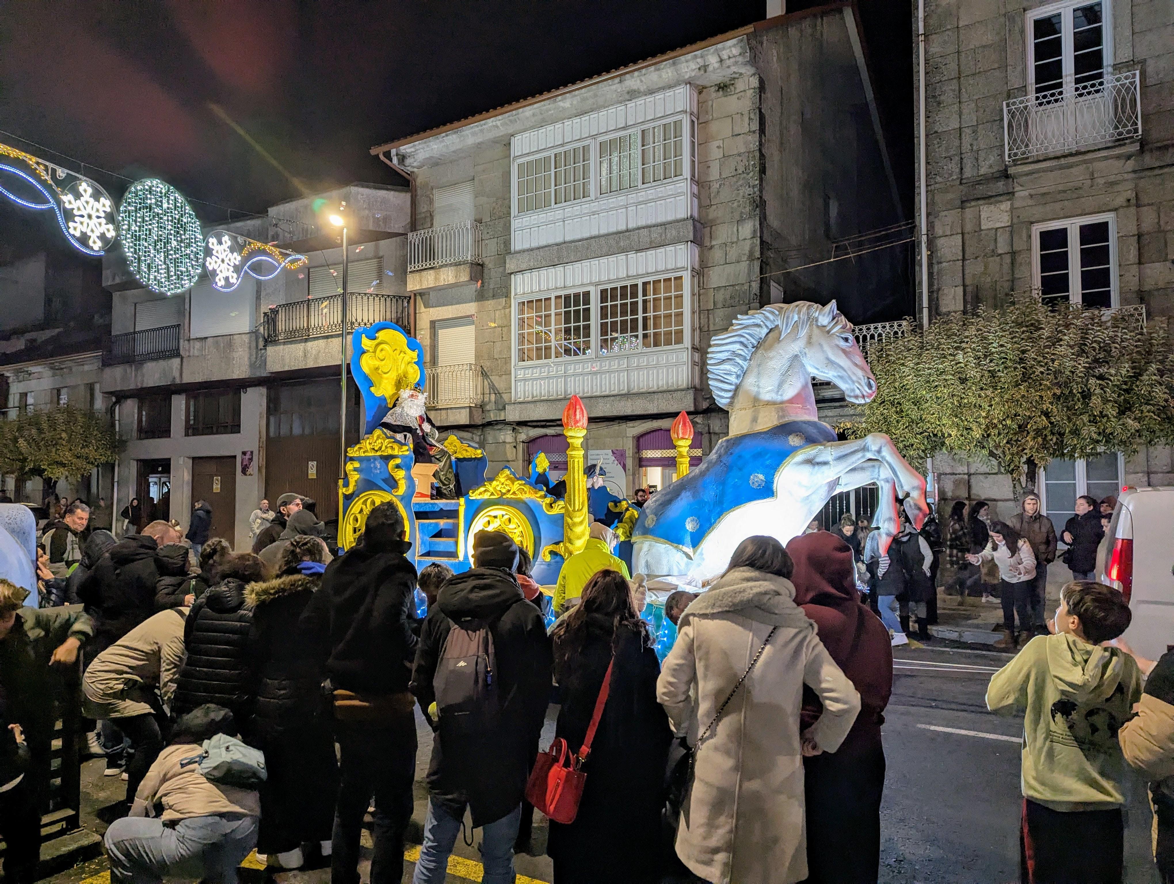 CABALGATA DE REIS 2025: Os Reis Magos chegaron á Cañiza o 4 de xaneiro repartindo ilusión, maxia e moitos caramelos