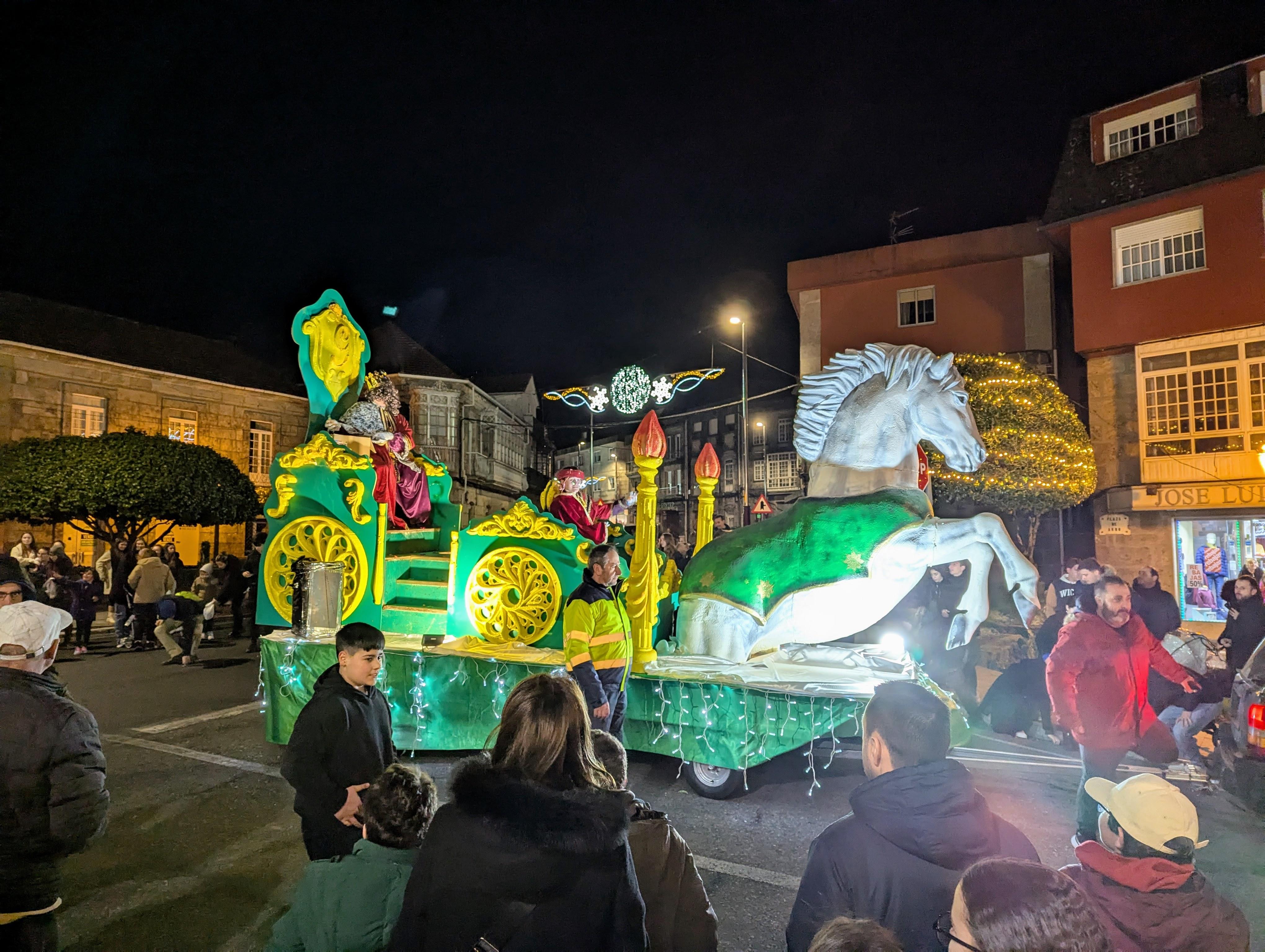 CABALGATA DE REIS 2025: Os Reis Magos chegaron á Cañiza o 4 de xaneiro repartindo ilusión, maxia e moitos caramelos