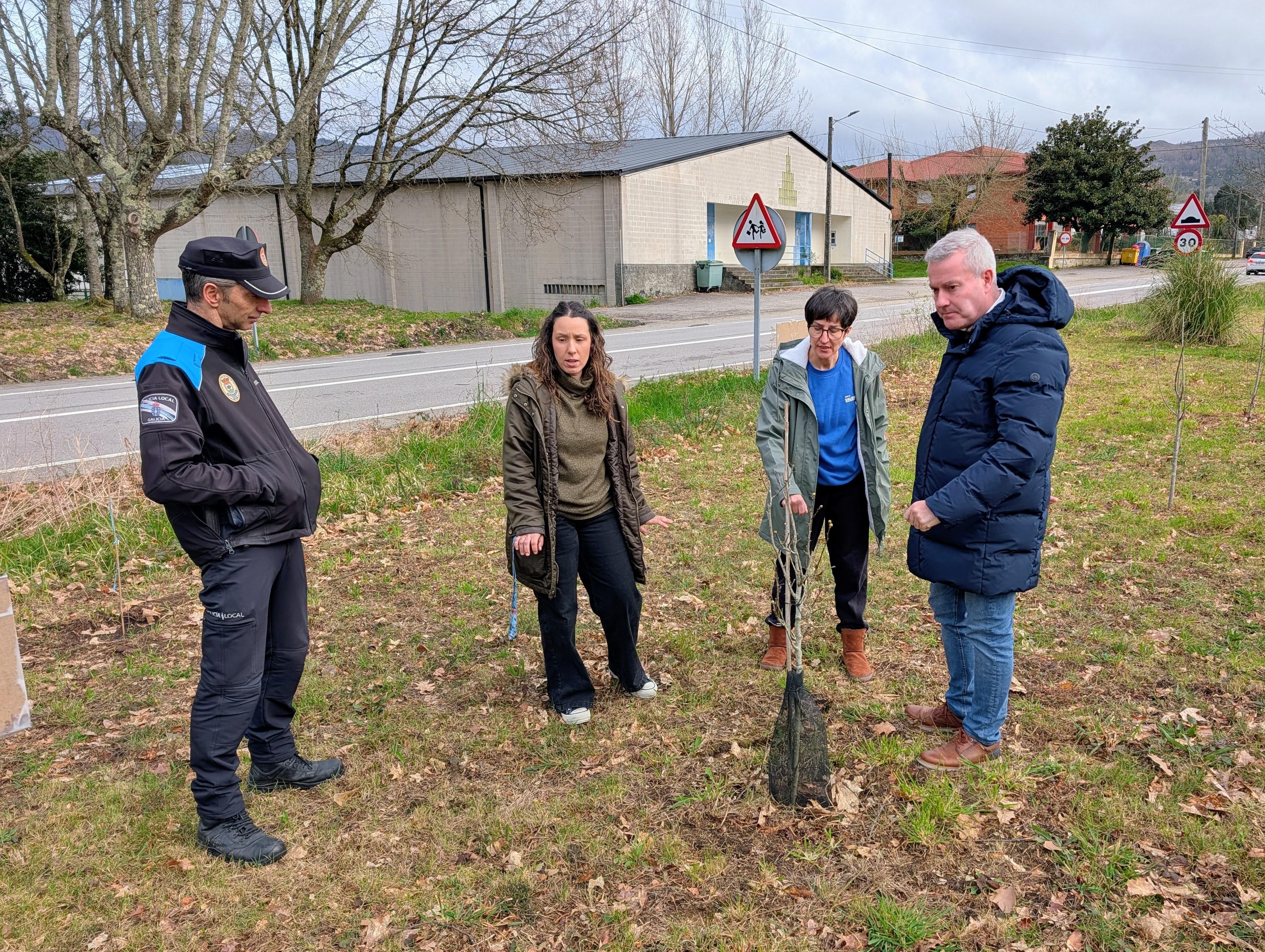 O Alcalde participa no CEIP de Valeixe nunha xornada do programa ambiental “Aprender do Bosque”  • Luis Piña visitou o CEIP de Valeixe para participar nunha xornada enmarcada no programa “Aprender do Bosque”, unha iniciativa de educación ambiental promovida pola Fundación María José Jove.  • Durante toda a visita estivo acompañado pola directora do centro, Yolanda Feijóo, e pola mestra coordinadora do proxecto, Sandra Gil.  • O centro de Valeixe foi un dos cinco centros educativos seleccionados en toda Gali