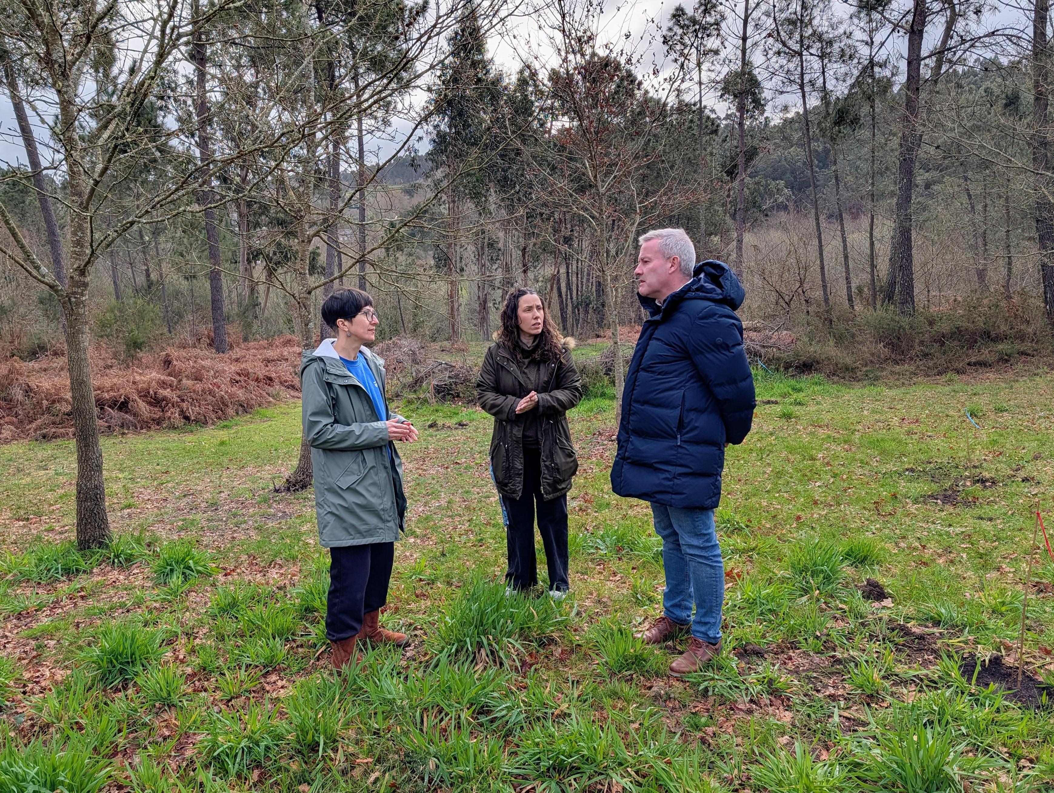 O Alcalde participa no CEIP de Valeixe nunha xornada do programa ambiental “Aprender do Bosque”  • Luis Piña visitou o CEIP de Valeixe para participar nunha xornada enmarcada no programa “Aprender do Bosque”, unha iniciativa de educación ambiental promovida pola Fundación María José Jove.  • Durante toda a visita estivo acompañado pola directora do centro, Yolanda Feijóo, e pola mestra coordinadora do proxecto, Sandra Gil.  • O centro de Valeixe foi un dos cinco centros educativos seleccionados en toda Gali