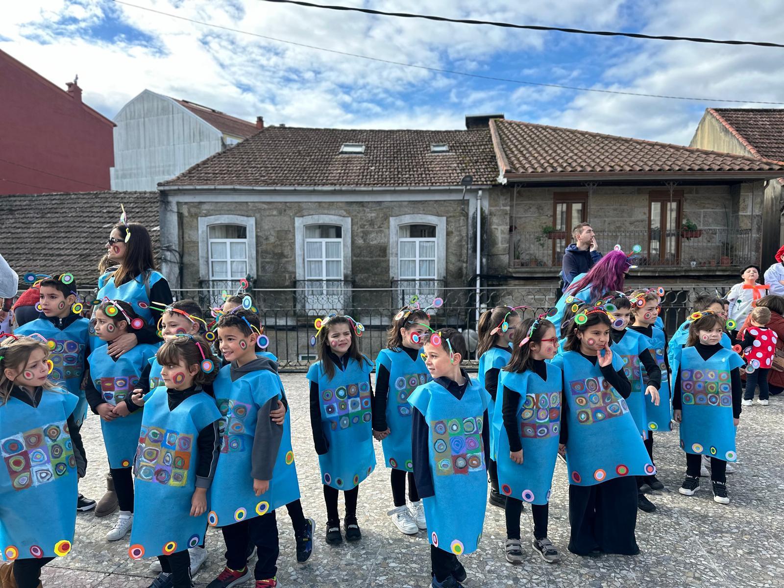 Os alumnos do CPI da Cañiza, acompañados dos profesores e da directora, celebraron esta mañá o seu entroido cun desfile polas principais rúas da Cañiza e bailes na Praza Maior.