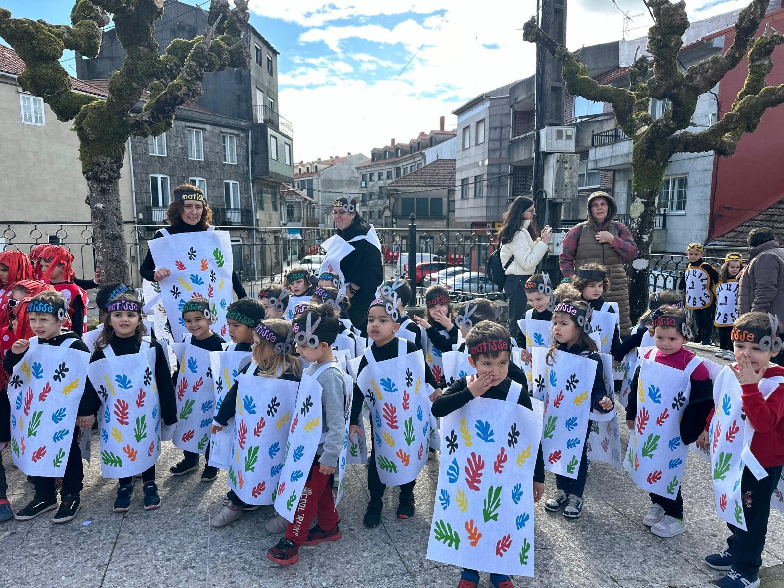 Os alumnos do CPI da Cañiza, acompañados dos profesores e da directora, celebraron esta mañá o seu entroido cun desfile polas principais rúas da Cañiza e bailes na Praza Maior.