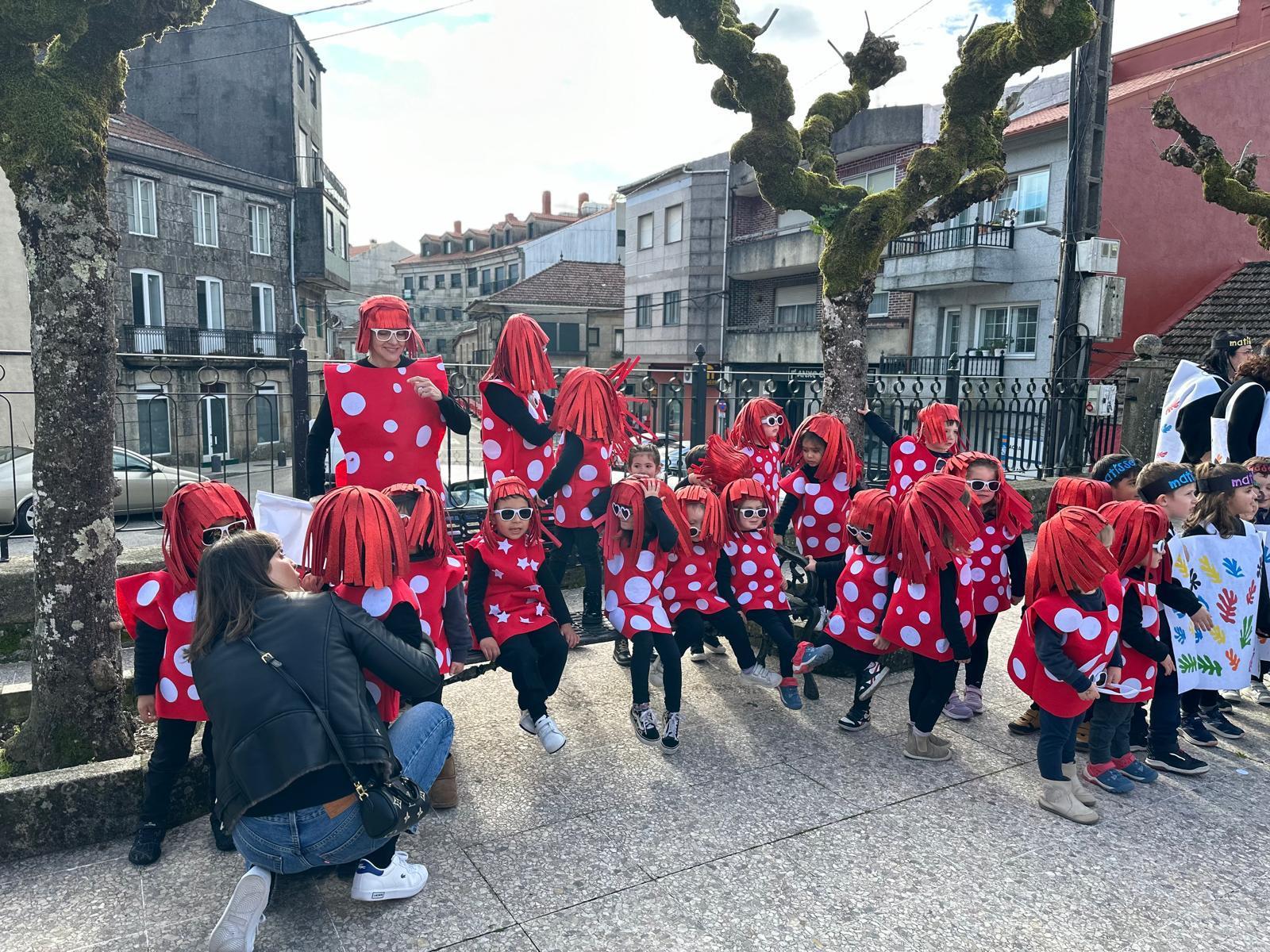 Os alumnos do CPI da Cañiza, acompañados dos profesores e da directora, celebraron esta mañá o seu entroido cun desfile polas principais rúas da Cañiza e bailes na Praza Maior.