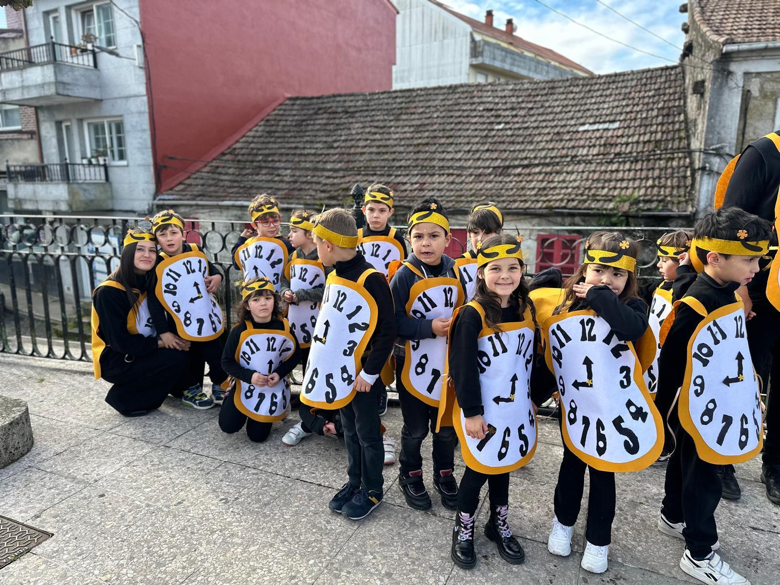 Os alumnos do CPI da Cañiza, acompañados dos profesores e da directora, celebraron esta mañá o seu entroido cun desfile polas principais rúas da Cañiza e bailes na Praza Maior.