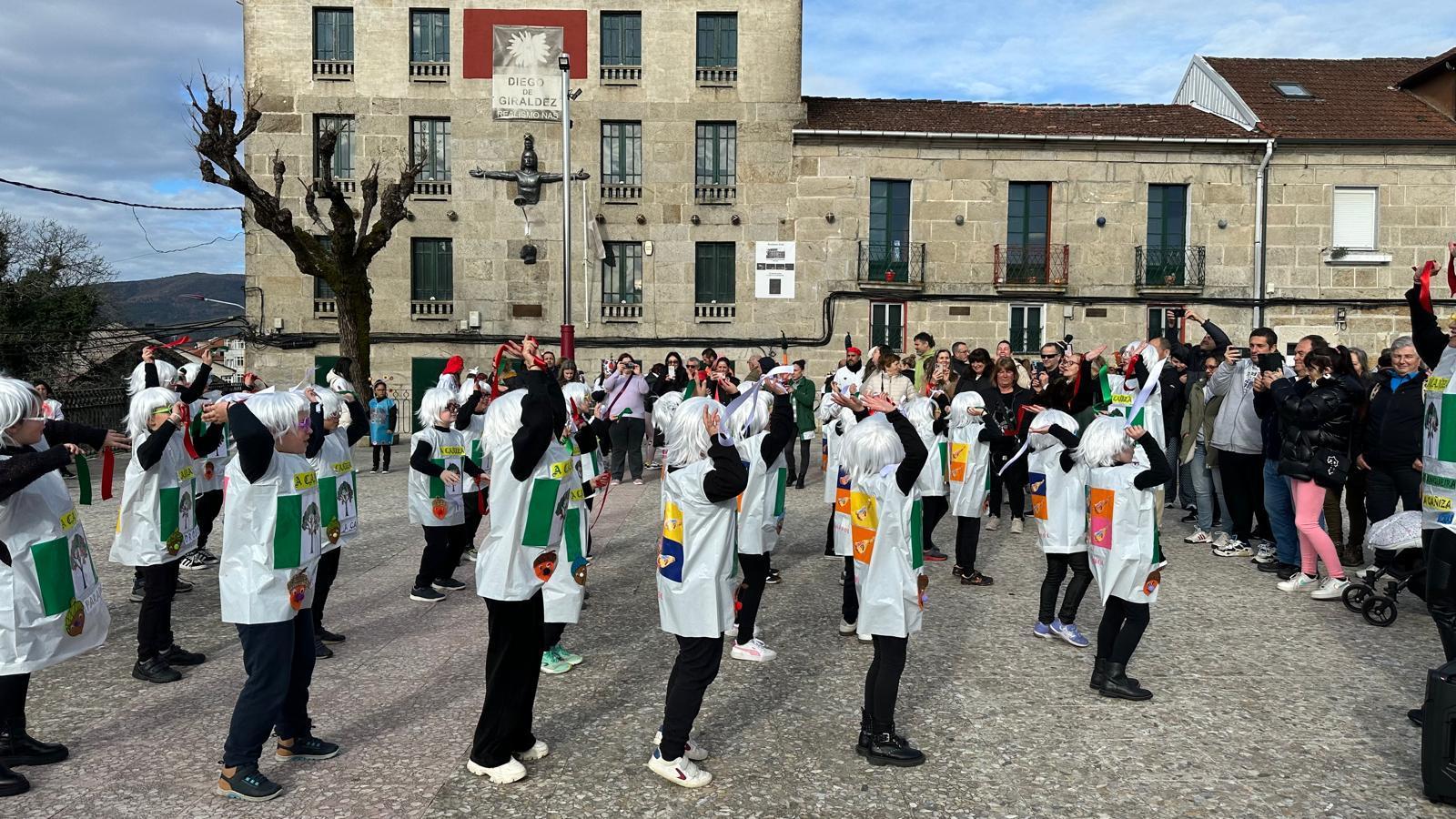 Os alumnos do CPI da Cañiza, acompañados dos profesores e da directora, celebraron esta mañá o seu entroido cun desfile polas principais rúas da Cañiza e bailes na Praza Maior.