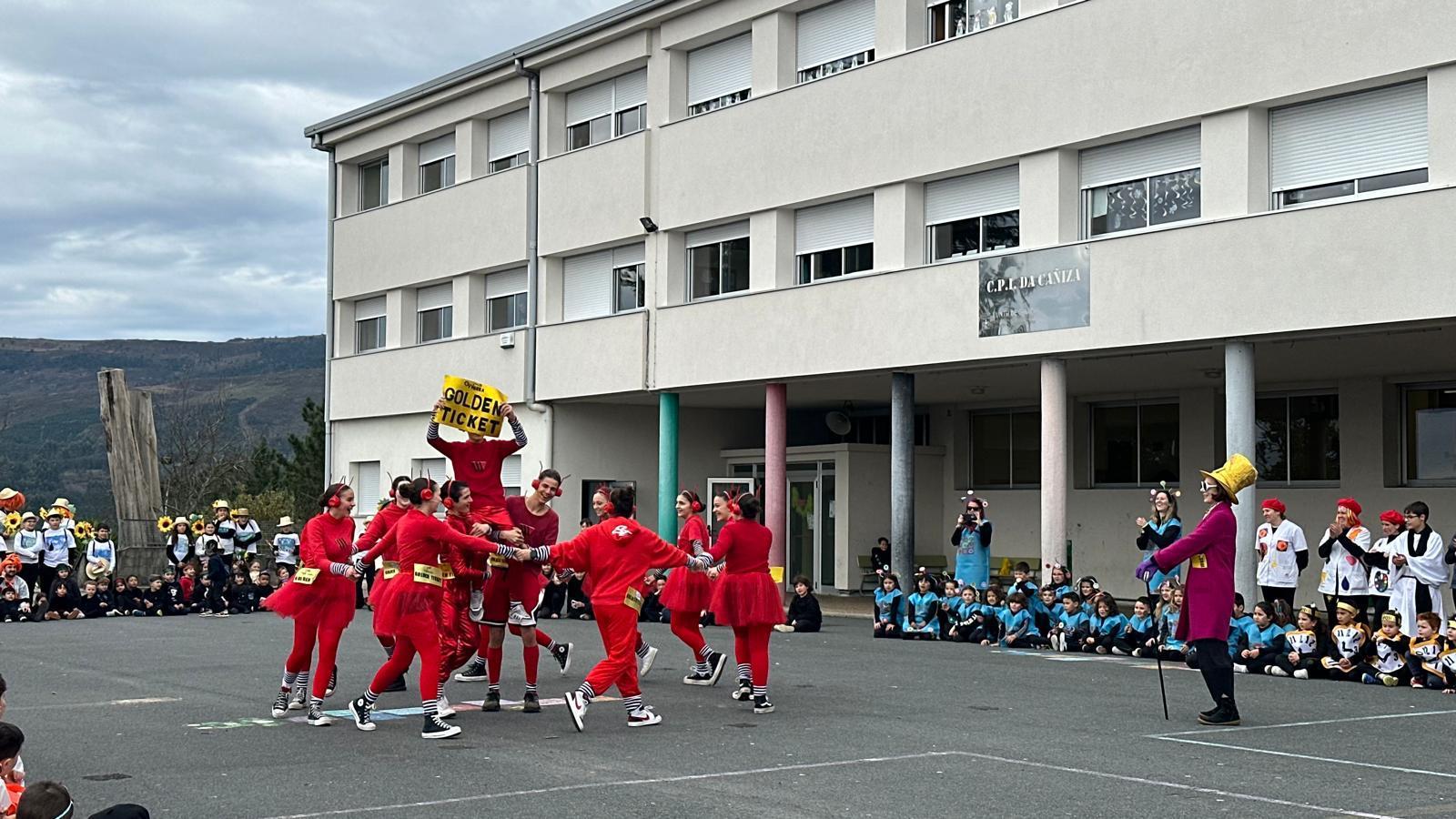 Os alumnos do CPI da Cañiza, acompañados dos profesores e da directora, celebraron esta mañá o seu entroido cun desfile polas principais rúas da Cañiza e bailes na Praza Maior.