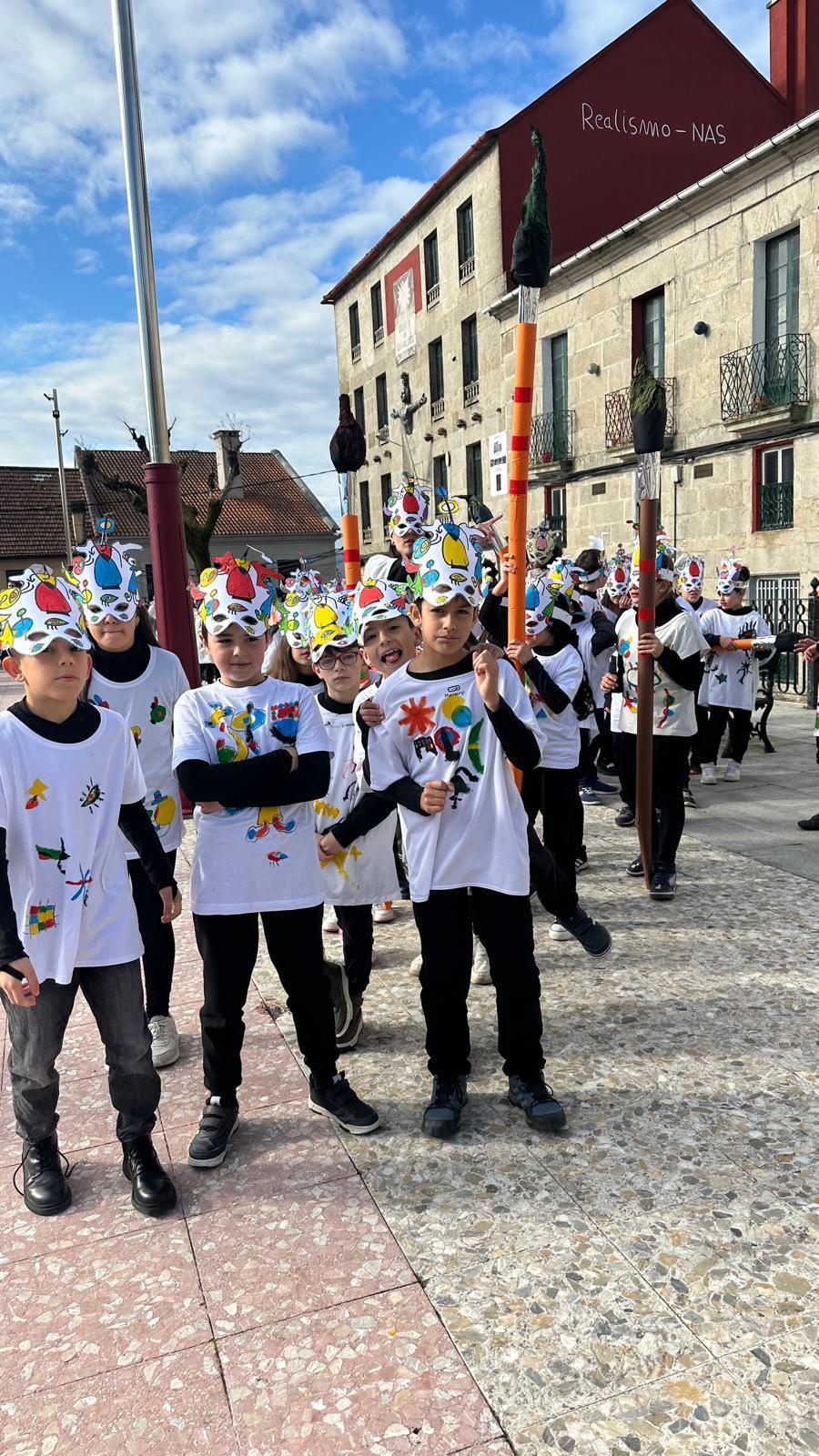 Os alumnos do CPI da Cañiza, acompañados dos profesores e da directora, celebraron esta mañá o seu entroido cun desfile polas principais rúas da Cañiza e bailes na Praza Maior.