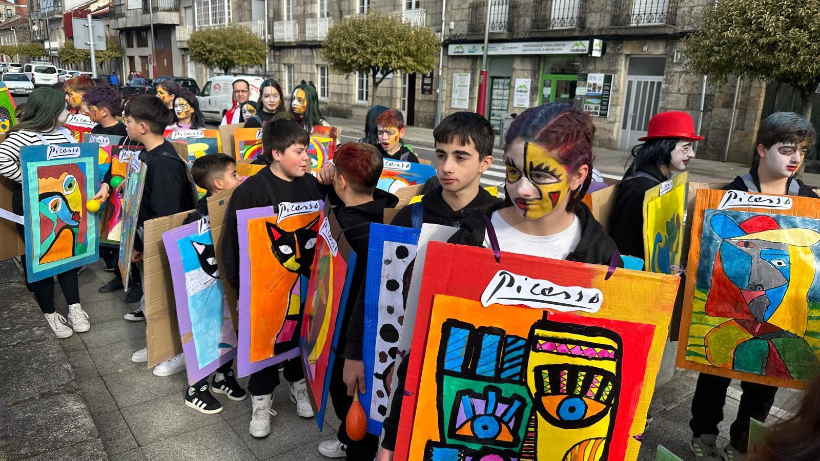 Os alumnos do CPI da Cañiza, acompañados dos profesores e da directora, celebraron esta mañá o seu entroido cun desfile polas principais rúas da Cañiza e bailes na Praza Maior.