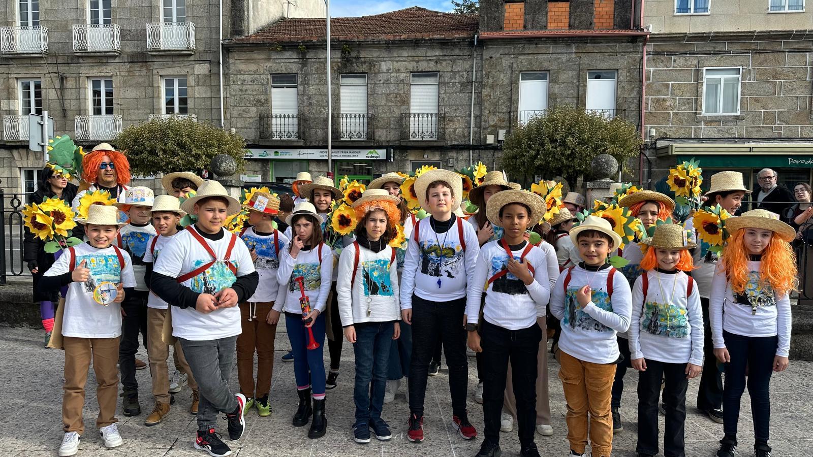 Os alumnos do CPI da Cañiza, acompañados dos profesores e da directora, celebraron esta mañá o seu entroido cun desfile polas principais rúas da Cañiza e bailes na Praza Maior.