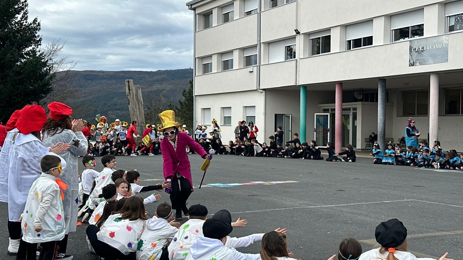 Os alumnos do CPI da Cañiza, acompañados dos profesores e da directora, celebraron esta mañá o seu entroido cun desfile polas principais rúas da Cañiza e bailes na Praza Maior.