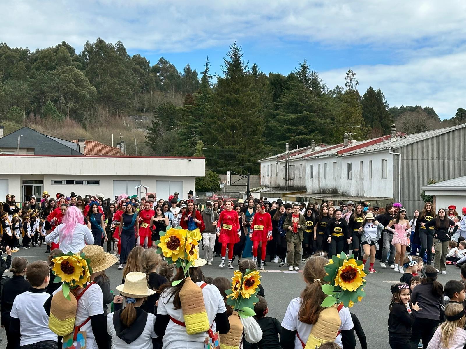 Os alumnos do CPI da Cañiza, acompañados dos profesores e da directora, celebraron esta mañá o seu entroido cun desfile polas principais rúas da Cañiza e bailes na Praza Maior.