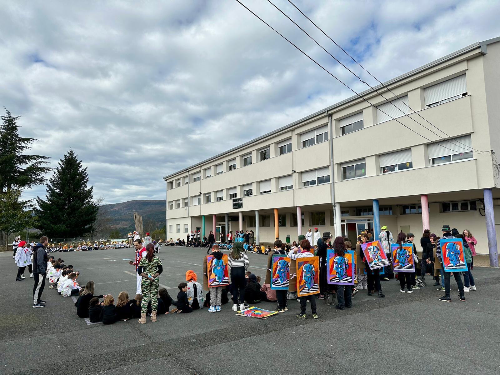 Os alumnos do CPI da Cañiza, acompañados dos profesores e da directora, celebraron esta mañá o seu entroido cun desfile polas principais rúas da Cañiza e bailes na Praza Maior.