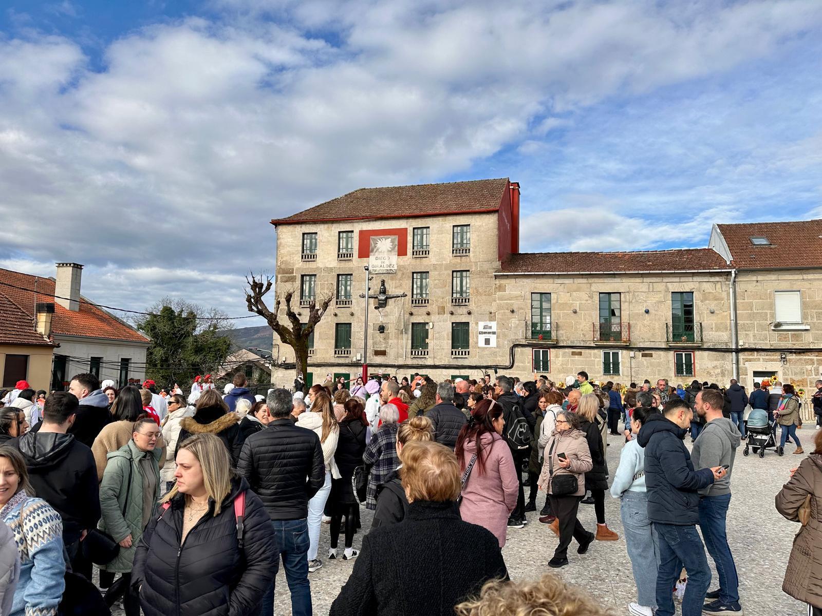 Os alumnos do CPI da Cañiza, acompañados dos profesores e da directora, celebraron esta mañá o seu entroido cun desfile polas principais rúas da Cañiza e bailes na Praza Maior.