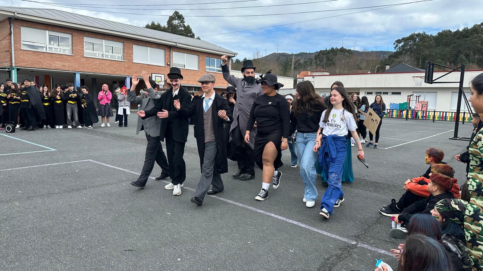 Os alumnos do CPI da Cañiza, acompañados dos profesores e da directora, celebraron esta mañá o seu entroido cun desfile polas principais rúas da Cañiza e bailes na Praza Maior.