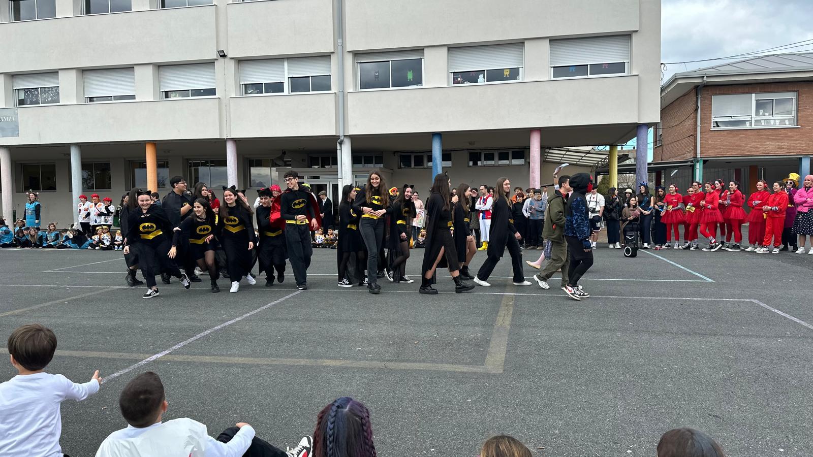 Os alumnos do CPI da Cañiza, acompañados dos profesores e da directora, celebraron esta mañá o seu entroido cun desfile polas principais rúas da Cañiza e bailes na Praza Maior.