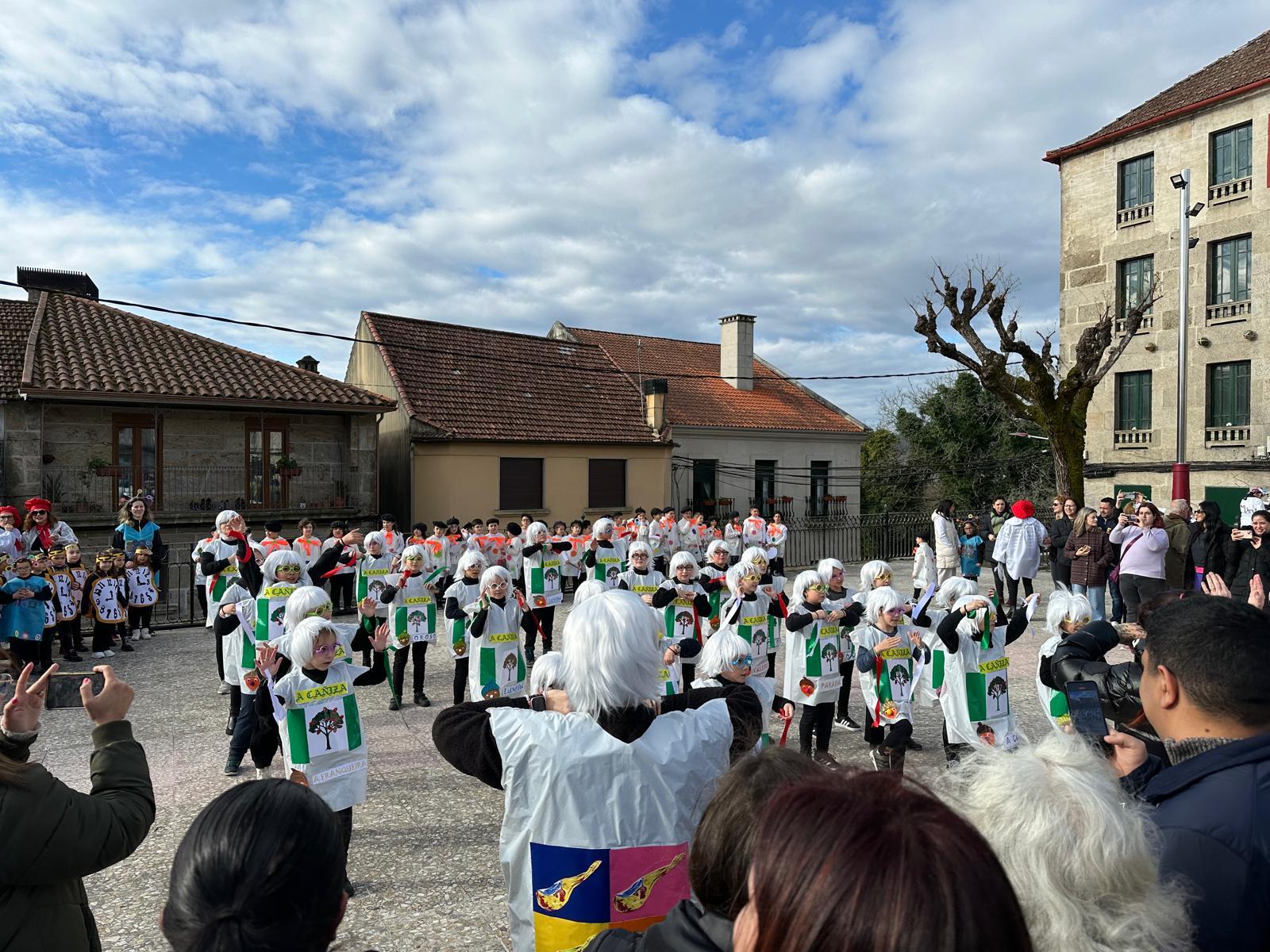 Os alumnos do CPI da Cañiza, acompañados dos profesores e da directora, celebraron esta mañá o seu entroido cun desfile polas principais rúas da Cañiza e bailes na Praza Maior.