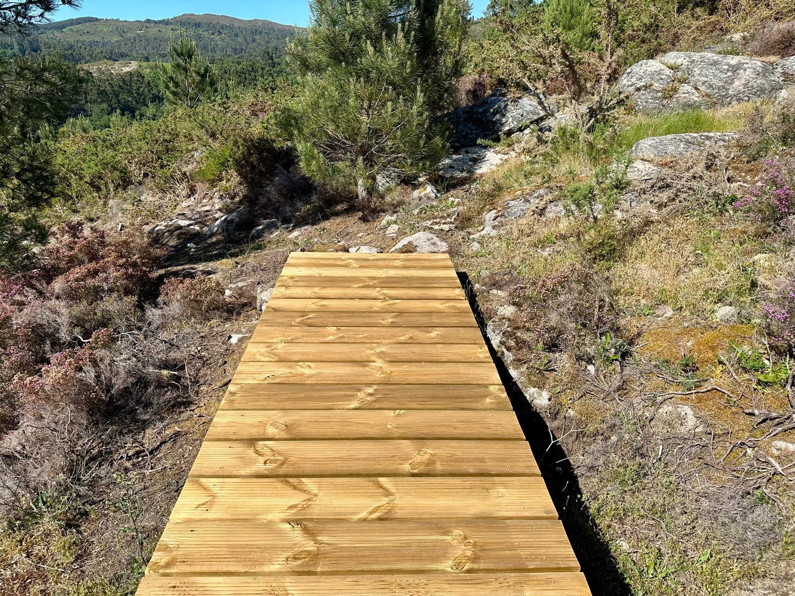 O Alcalde Luis Piña visita o novo Miradoiro de Monte Lapido, na parroquia do Couto, un observatorio natural sobre o río Ribadil