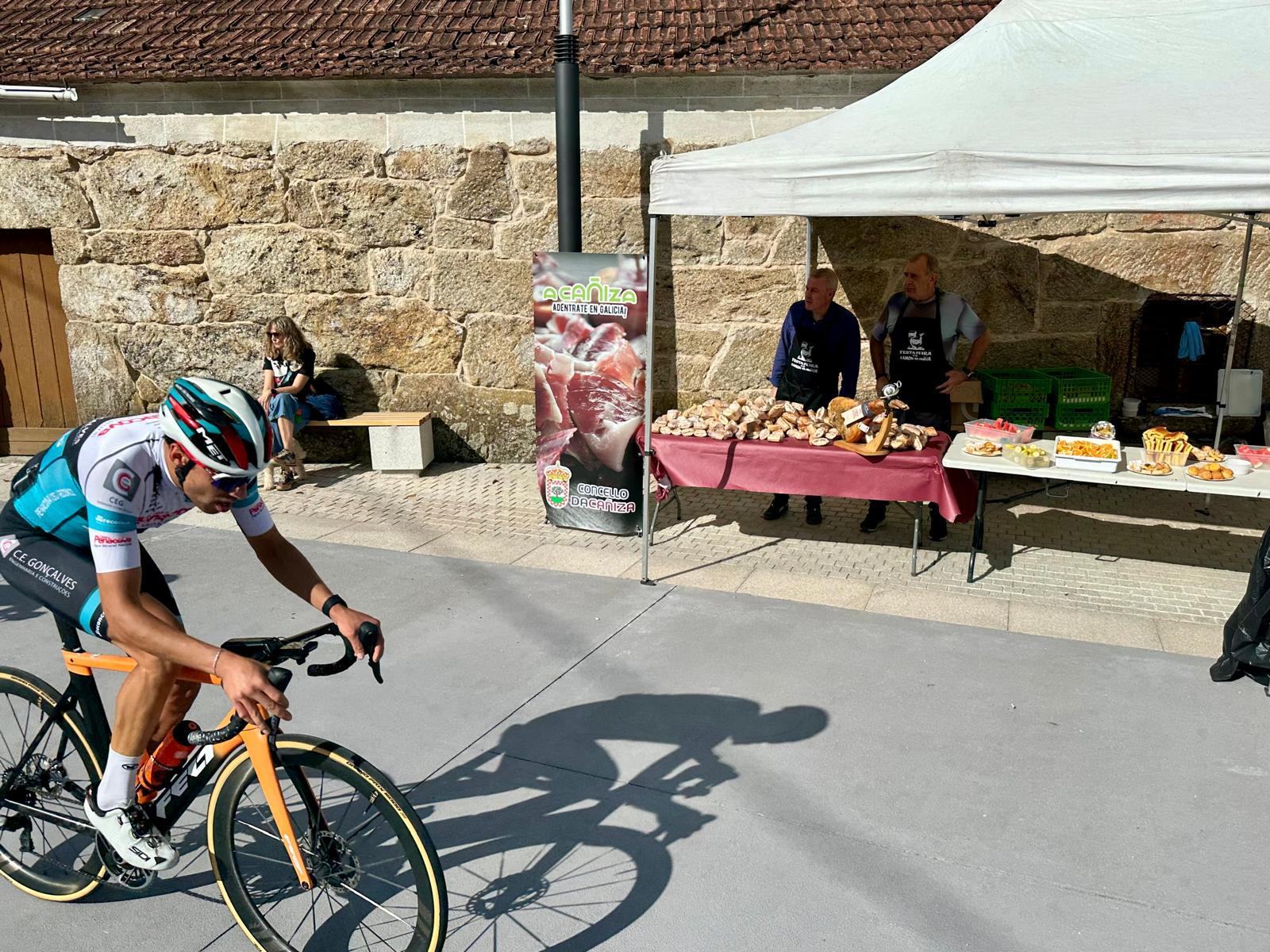 O “Monção e Melgaço Granfondo 2025” fixo parada na Cañiza cun gran avituallamento na Ponte das Achas, reforzando a promoción do Xamón da Cañiza