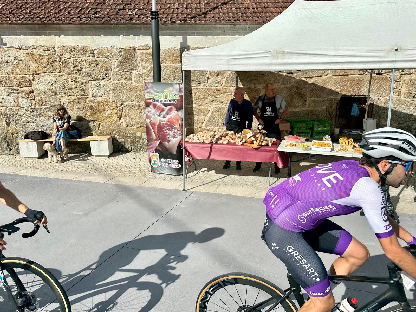 O “Monção e Melgaço Granfondo 2025” fixo parada na Cañiza cun gran avituallamento na Ponte das Achas, reforzando a promoción do Xamón da Cañiza
