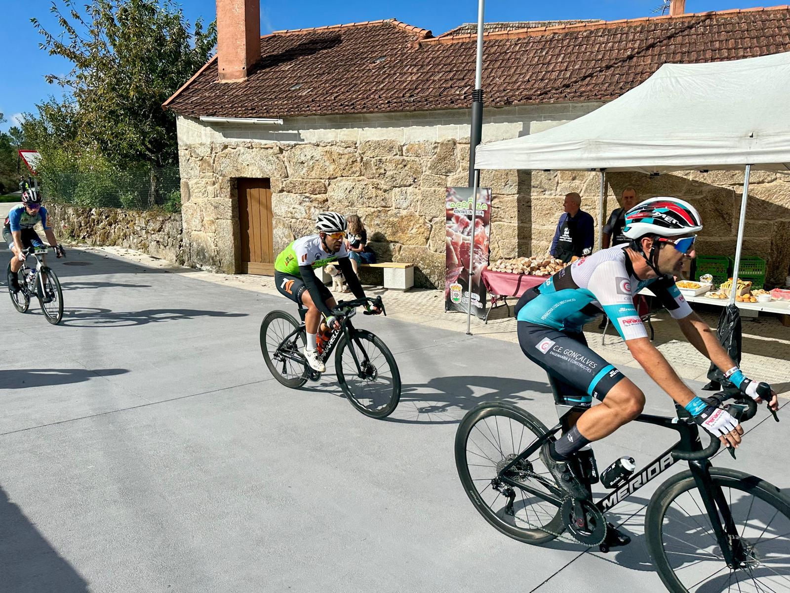 O “Monção e Melgaço Granfondo 2025” fixo parada na Cañiza cun gran avituallamento na Ponte das Achas, reforzando a promoción do Xamón da Cañiza